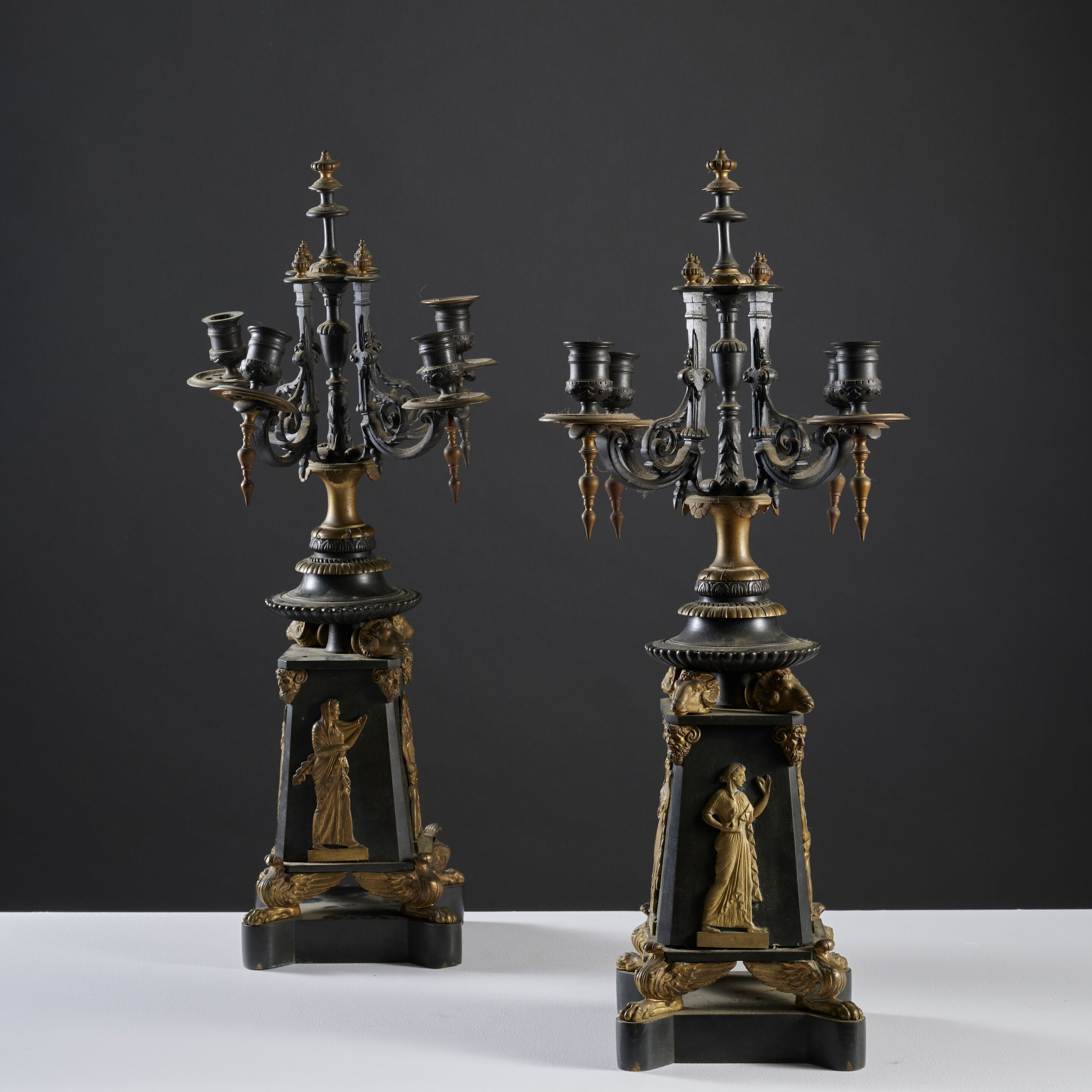Paire de candélabres composites en bronze patiné et doré, Angleterre, période de la Regency A pair of 19th century composite candelabra in patinated and gilt-bronze, England, Regency period