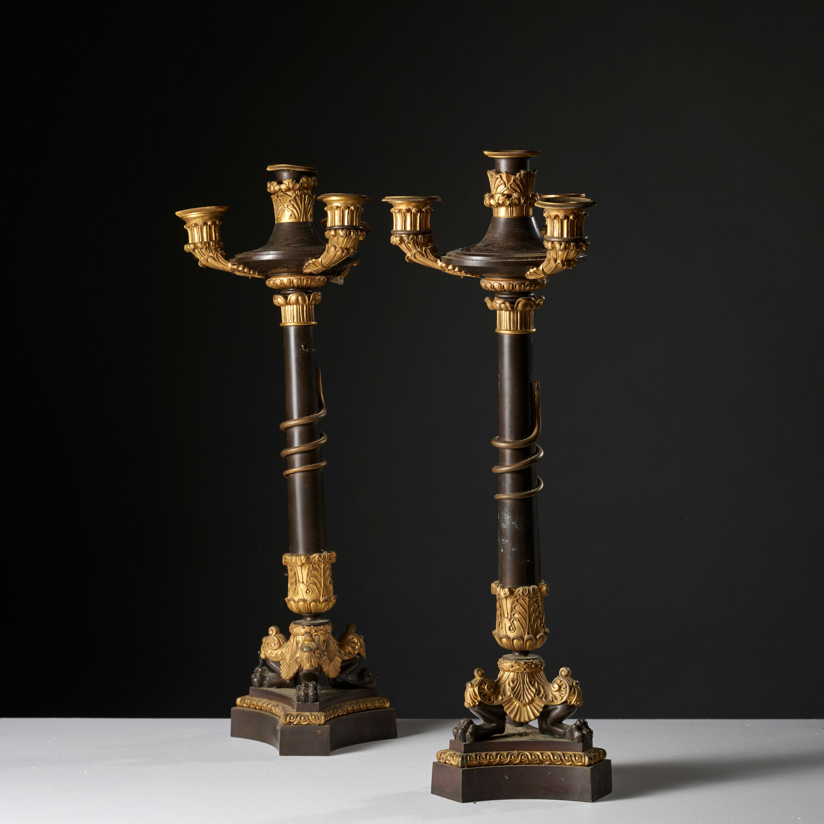Paire de candélabres en forme de lampe à huile à quatre lumières en bronze doré et patiné d'époque Restauration A pair of oil lamp-shaped candelabra with four lights in patinated and gilt-bronze, first half of the 19th century