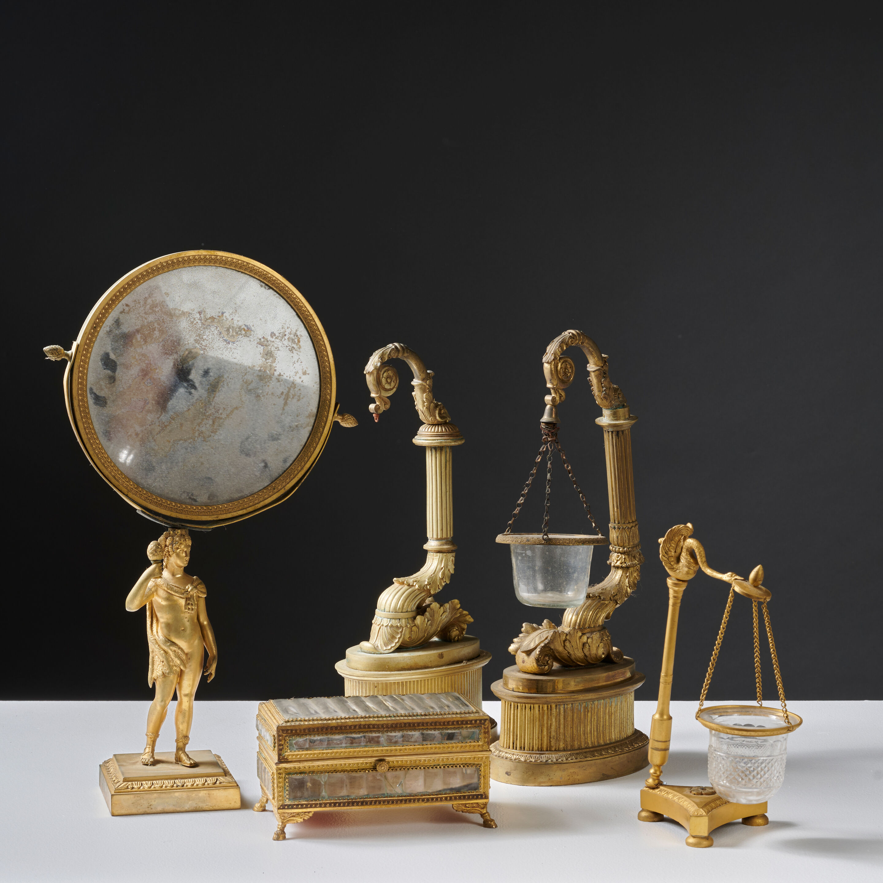 Ensemble de cinq pièces en bronze d'époque Restauration : une paire de veilleuses, un miroir de table, un coffret et une veilleuse Set of five period bronze pieces from the first half of the 19th century: a pair of veilleuses , a table mirror a casket and a veileuse
