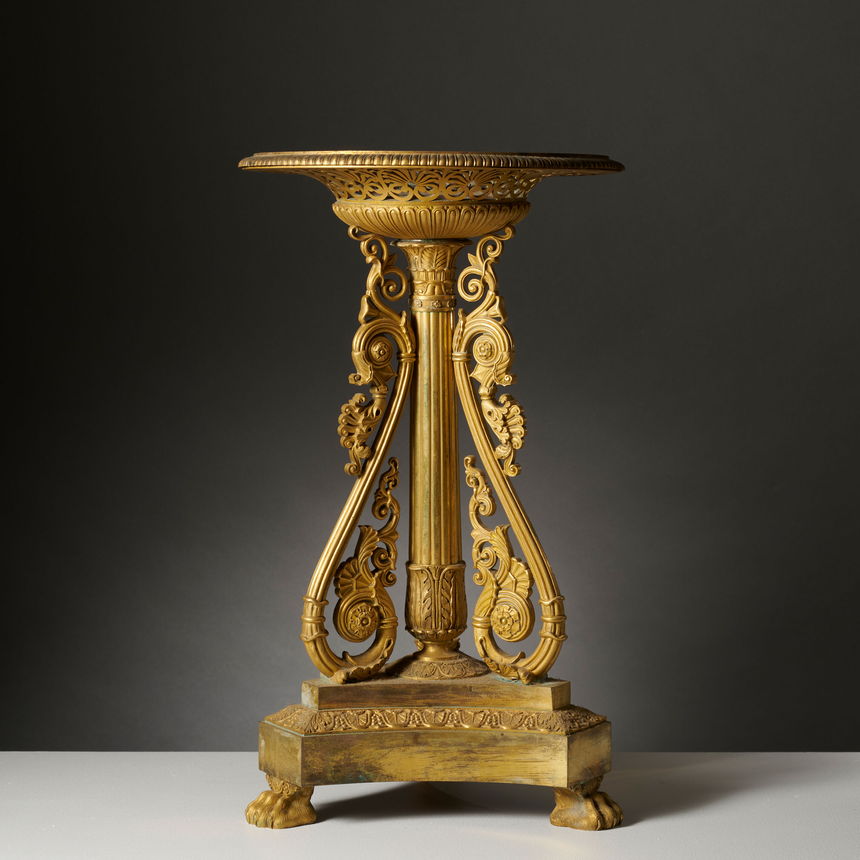 Coupe de surtout de table en bronze doré et ciselé à décor d'enroulements d'époque Restauration attribué à Thomire A centerpiece bowl in gilt-bronze with scroll decoration, first half of the 19th century, attributed to Thomire