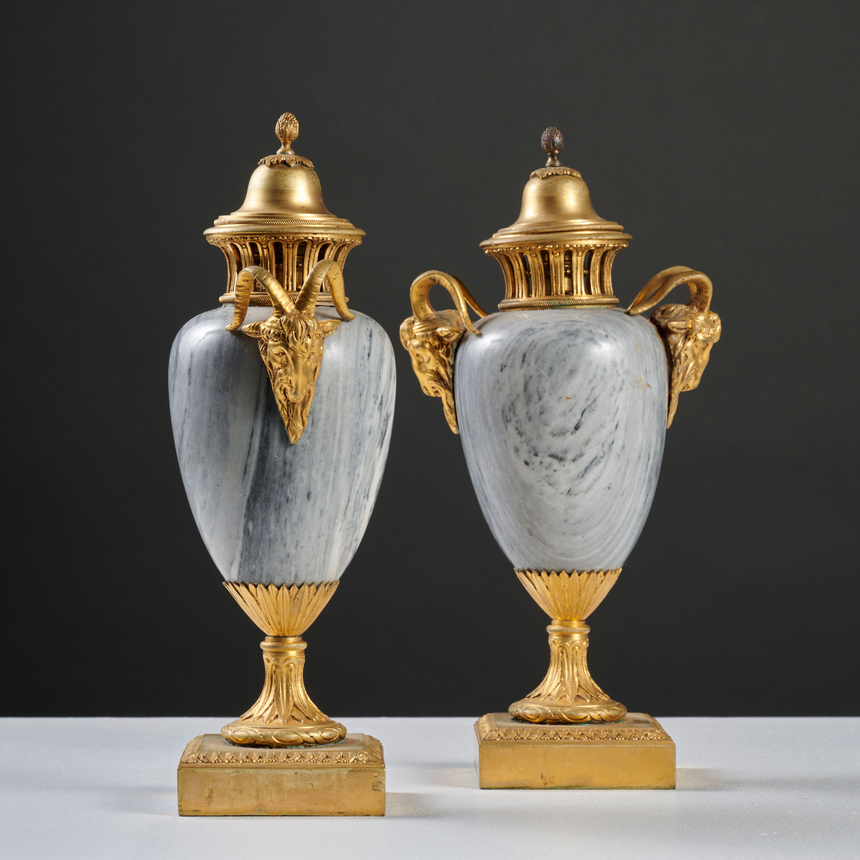 Paire de vases couverts formant flambeaux de forme ovoïde en marbre bleu et monture en bronze doré du XIXe siècle A pair of covered ovoid vases forming a candelabra in blue marble with gilt-bronze mounts, 19th century