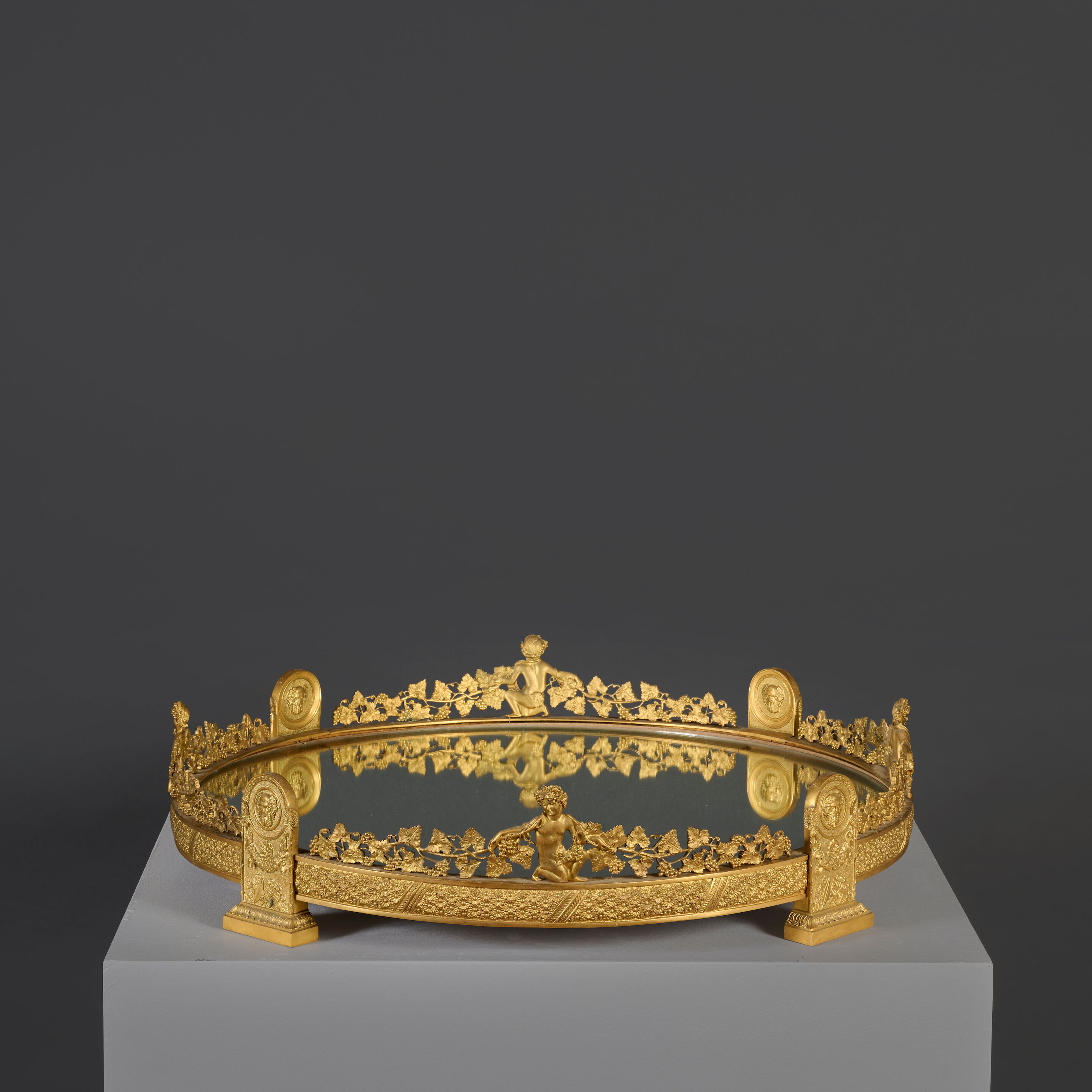 Surtout de table de forme circulaire en bronze doré et ciselé attribué à Pierre Philippe Thomire de la première moitié du XIXe siècle A circular surtout de table in gilt-bronze, attributed to Pierre Philippe Thomire, first half of the 19th century