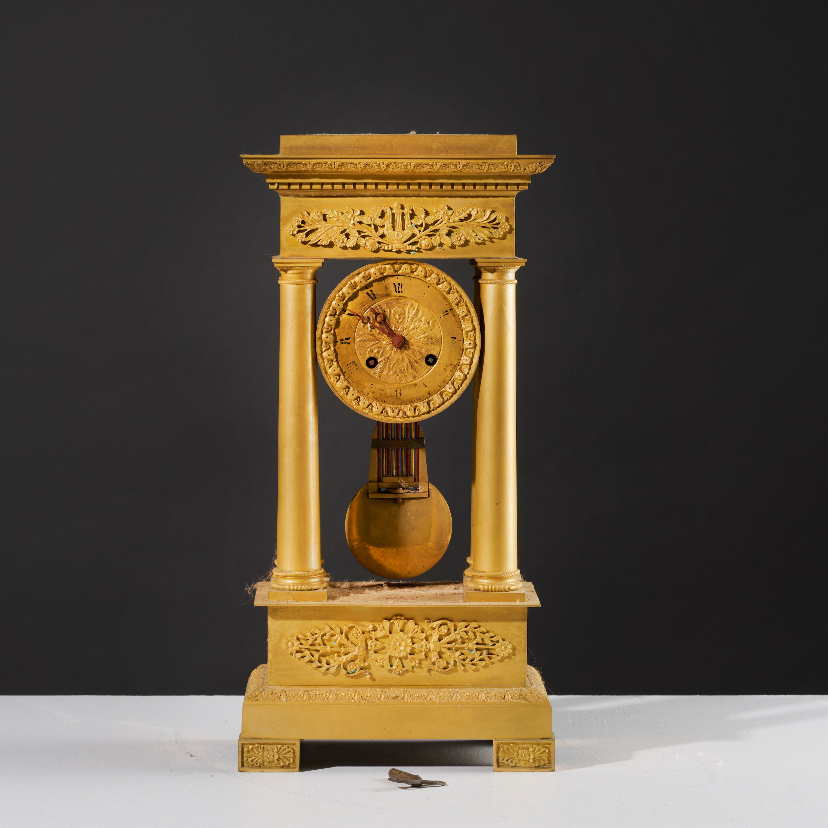 Pendule portique en bronze doré et ciselé d'époque Restauration A portico clock in gilt-bronze, first half of the 19th century