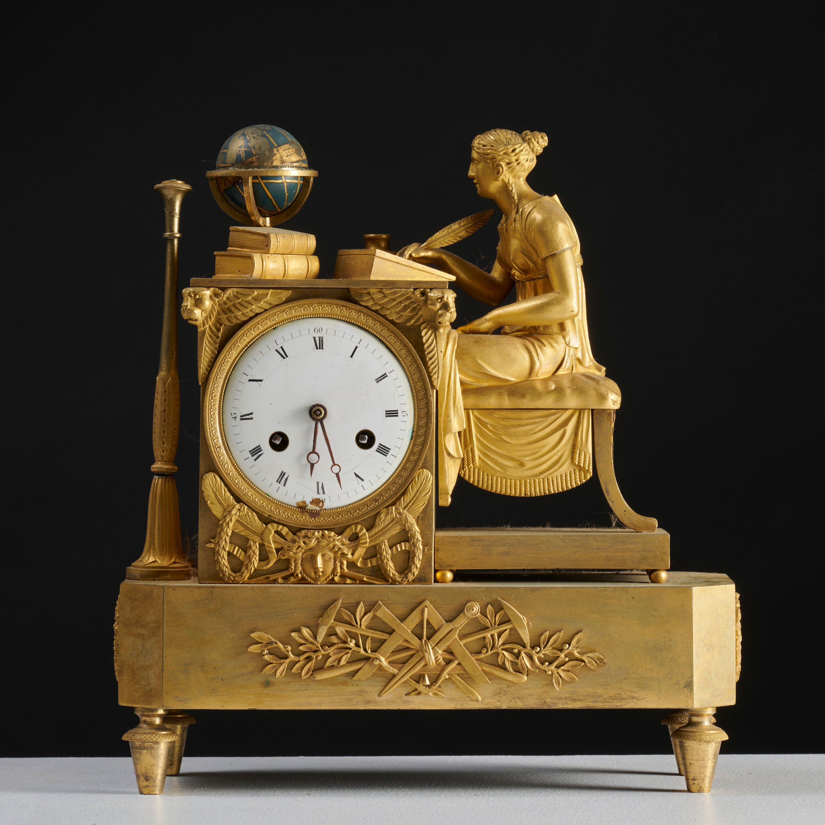Petite pendule en bronze doré et ciselé d'époque Restauration A small gilt-bronze mantel clock, first half of the 19th century