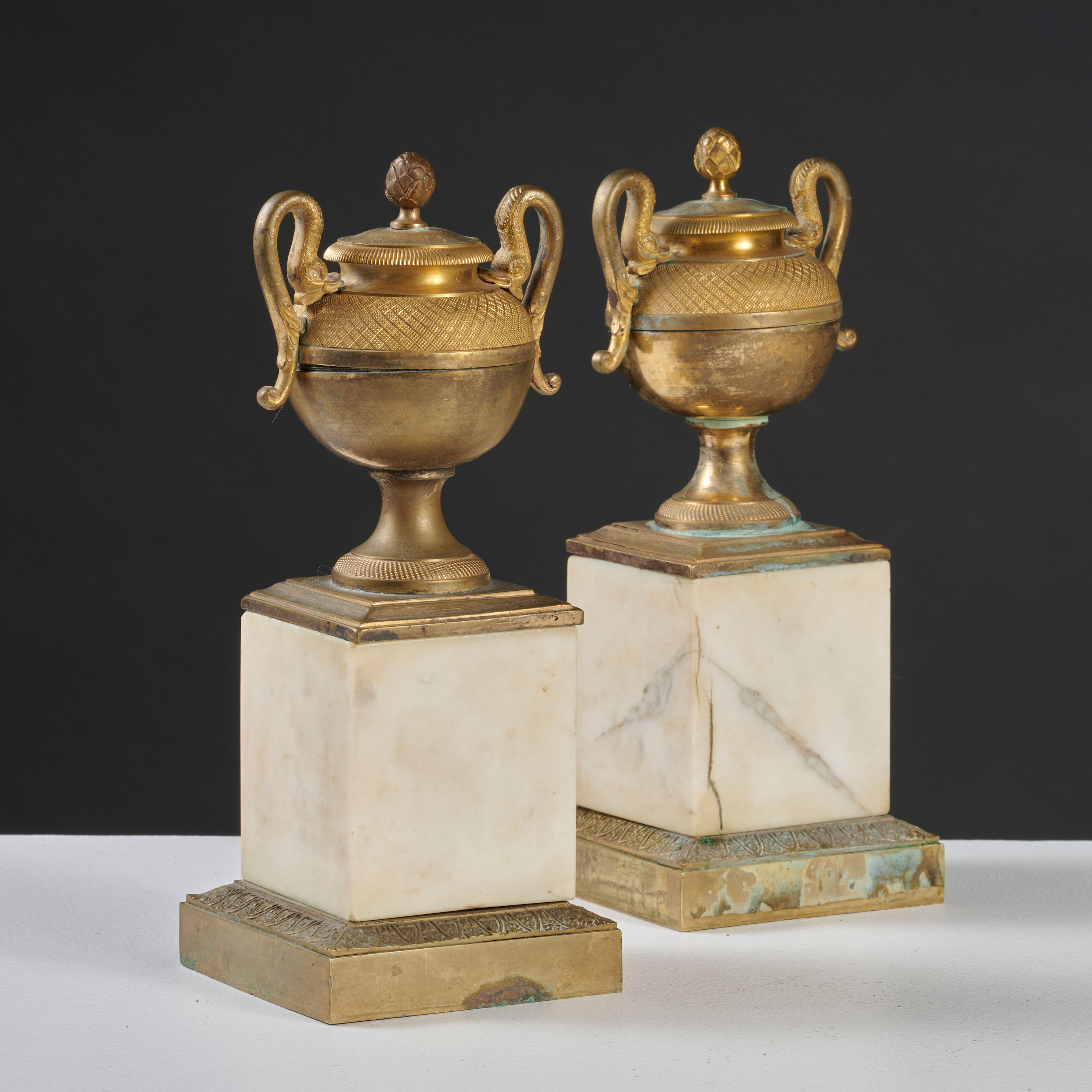 Paire de pots courvertes en bronze doré d'époque Empire Pair of covered bowls in gilt-bronze, first half of the 19th century