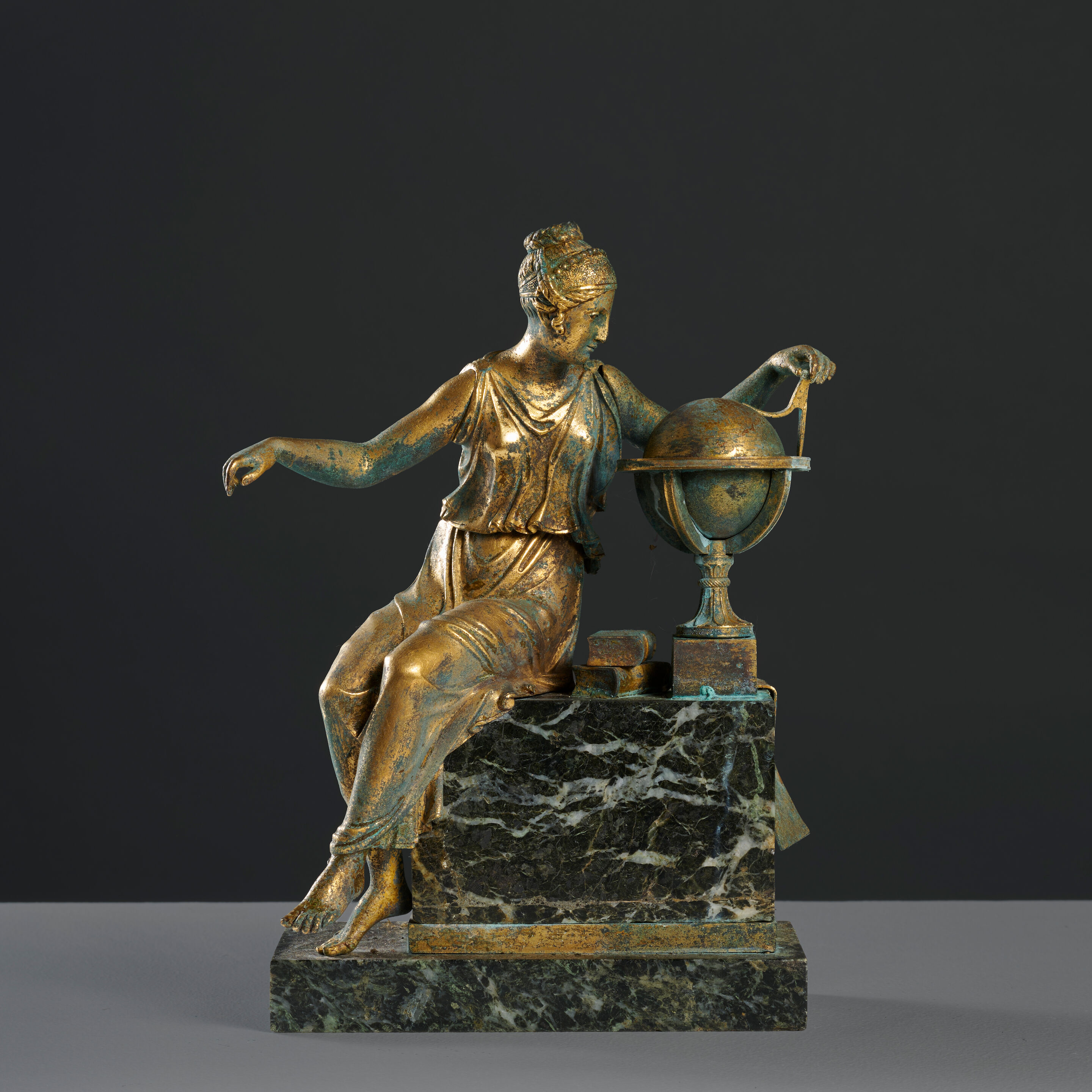 Figure d'Uranie en bronze doré d'époque Empire Figure of Urania in gilt-bronze, from the first half of the 19th century