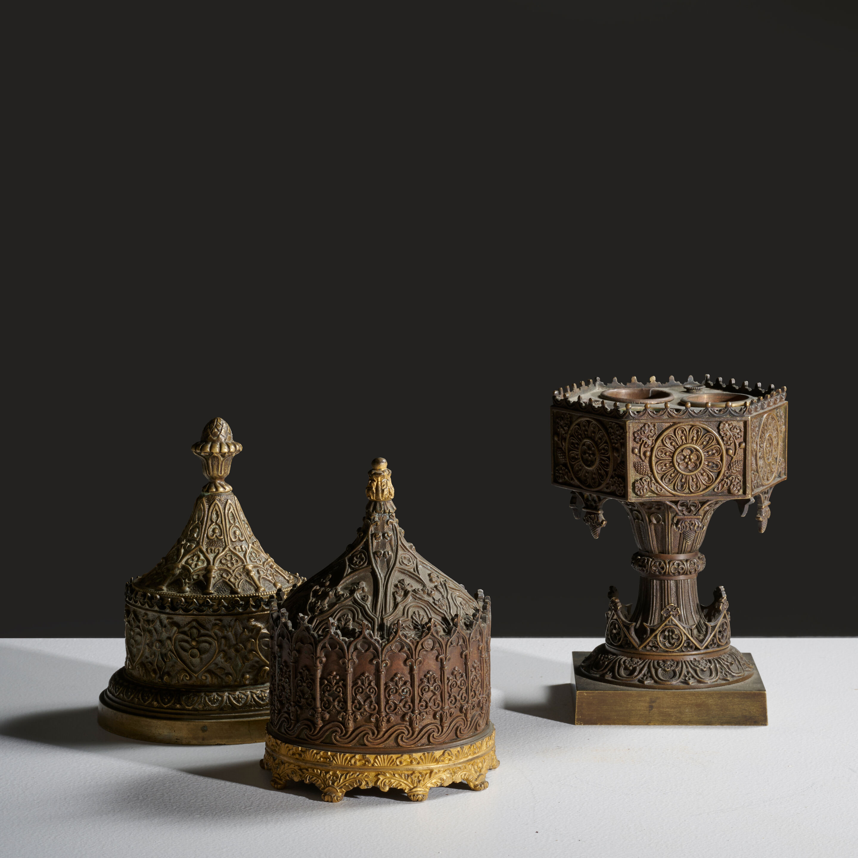 Ensemble de trois encriers "Troubadour" en bronze doré et patine, vers 1825/1830. Set of three 'Troubadour' inkwells in gilded bronze with patina, c. 1825–1830