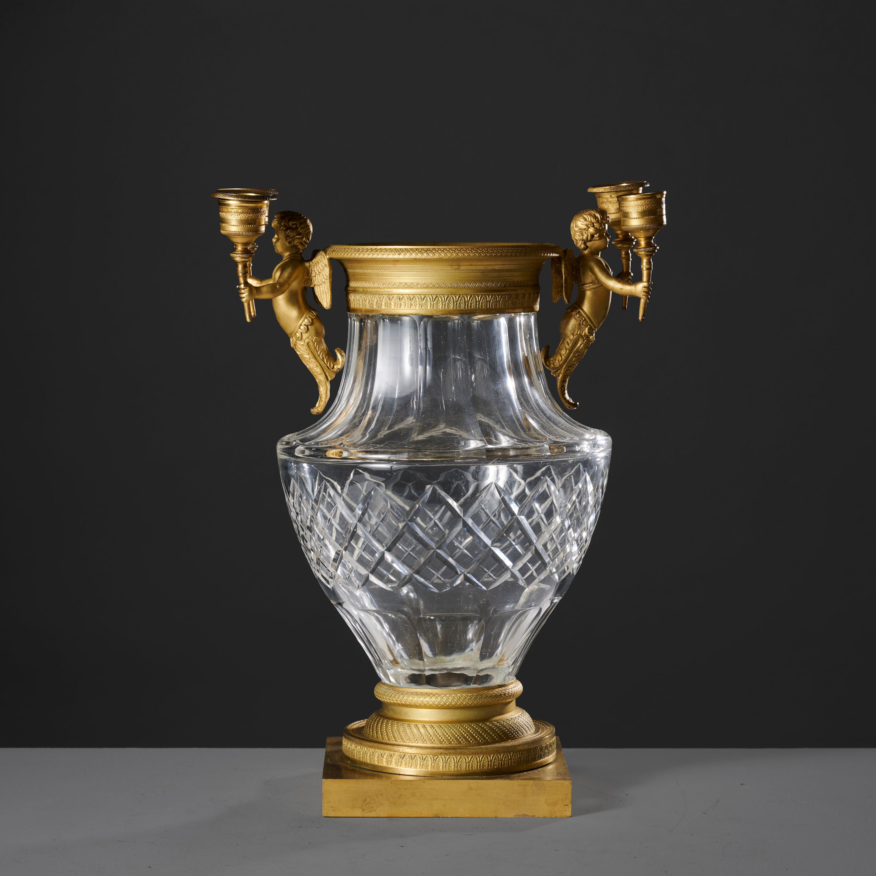 Important vase en cristal taillé, les prises à bras de lumière en bronze doré, Russie, XIXe siècle An important cut crystal vase with gilt bronze candle‑arm handles, Russia, 19th century