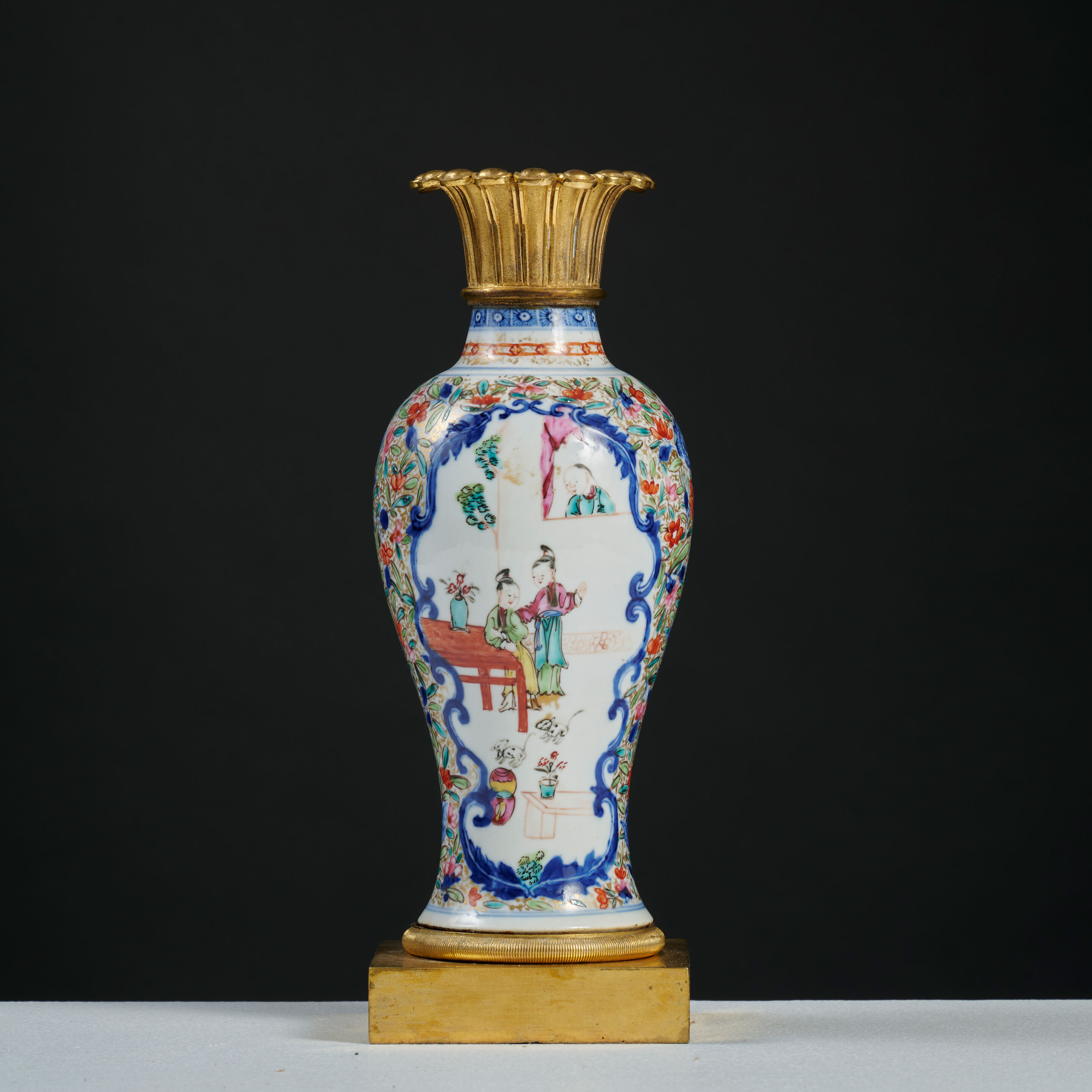 Vase balustre en porcelaine de la Famille Rose, Chine du XIXe siècle Baluster vase in porcelain Famille Rose, 19th-century China