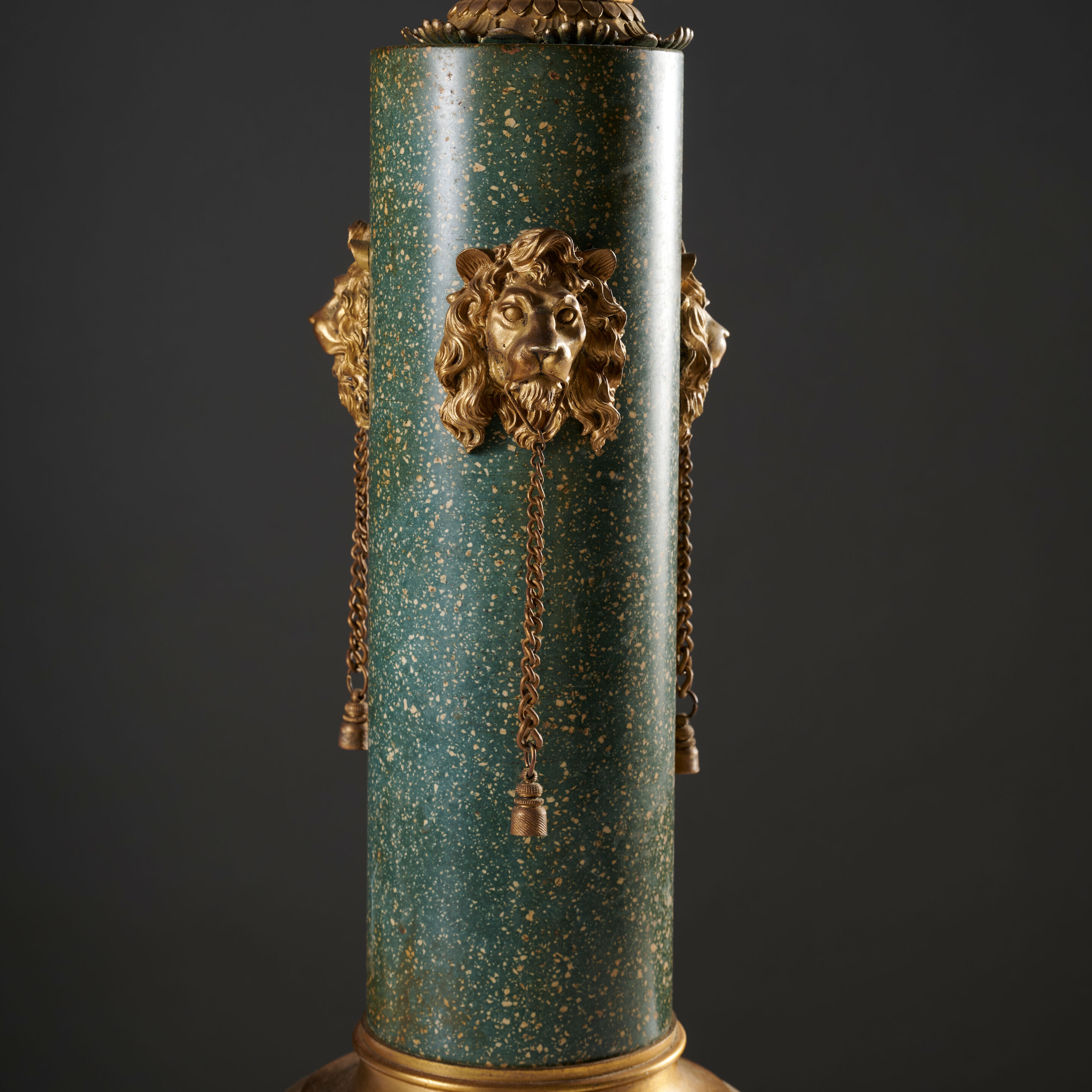 Colonne en porphyre vert et monture en bronze doré d'après Thomas Hope, XIXe siècle A green porphyry column with gilt-bronze mounts, attributed to Thomas Hope, from the 19th century.