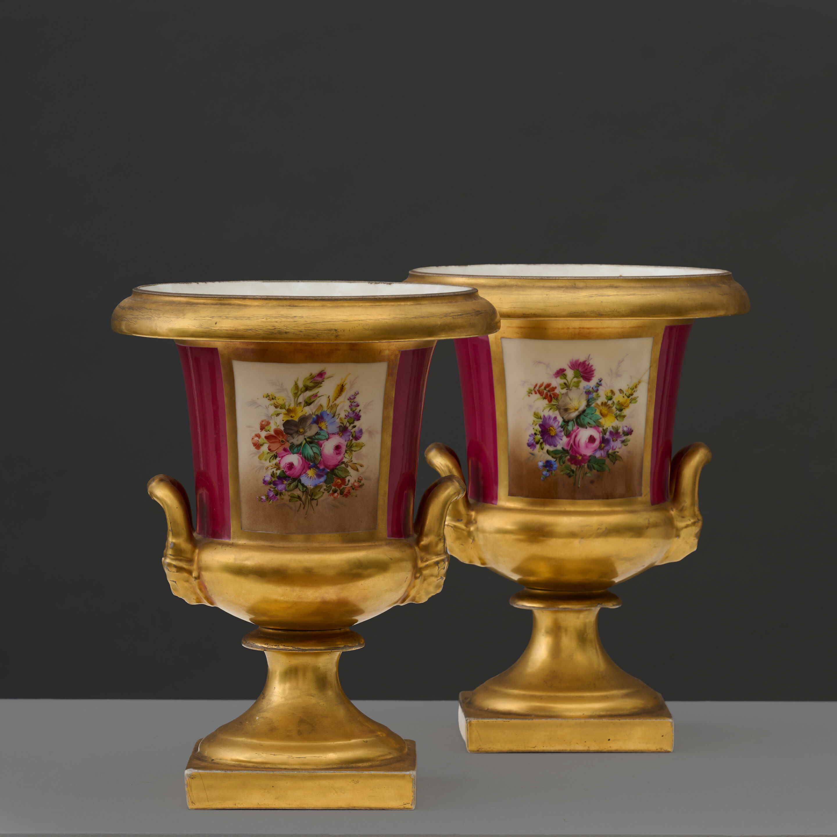 Paire de vases Médicis en porcelaine, XIXe siècle A pair porcelain Medici vases, 19th century