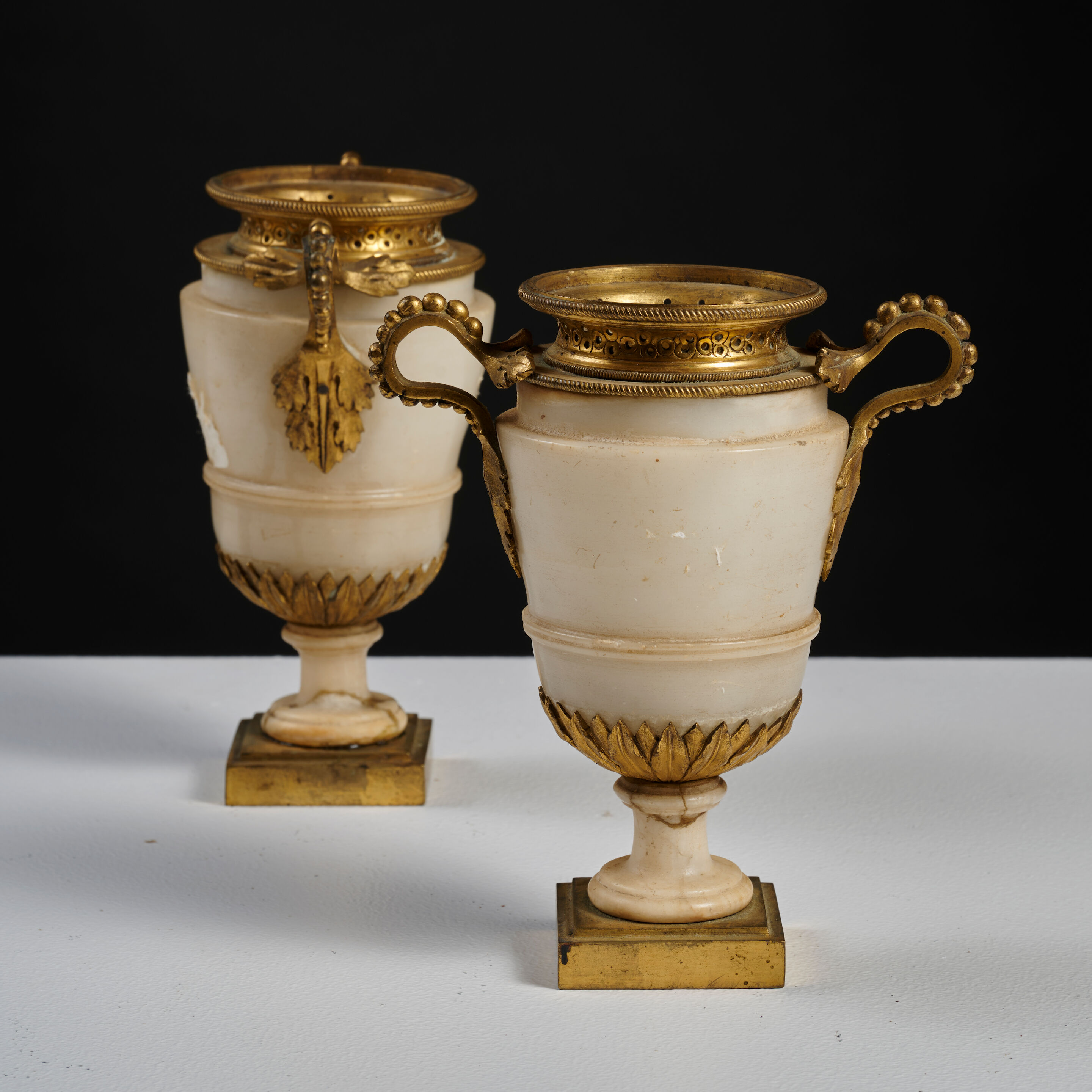 Paire de petits vases en forme de cratère en marbre blanc et monture en bronze doré du début du XIXe siècle A pair of early 19th century white marble craters with gilt-bronze mounts