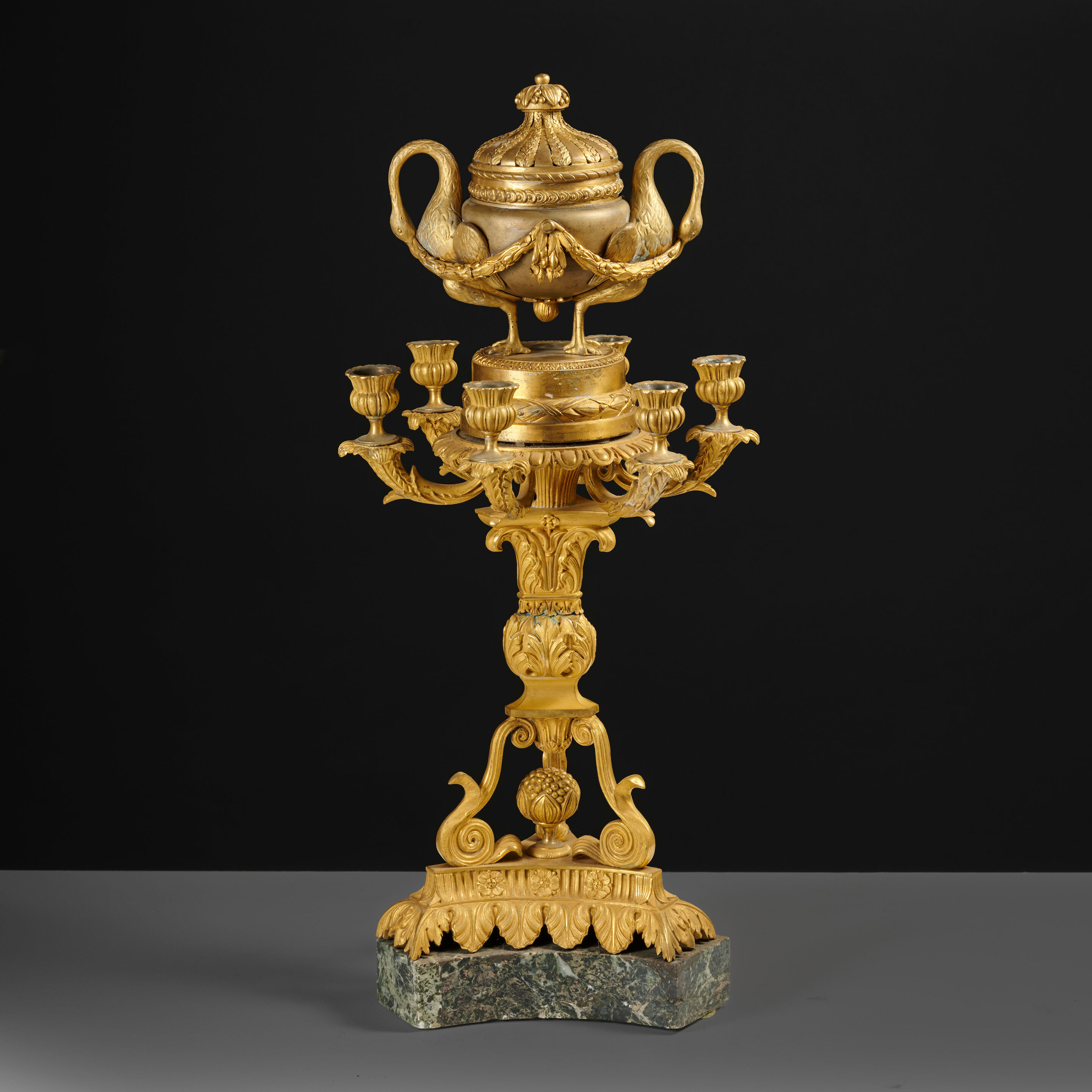 Important centre de table en bronze doré et ciselé à six bras de lumière et surmonté d'une cassolette, probablement Russie, XIXe siècle A large centerpiece in gilt-bronze with six lights and surmounted by a cassolette, probably Russia, 19th century