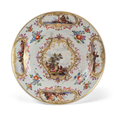 Assiette en porcelaine de Meissen du service presenté au Roi Frederik V du Danemark, vers 1746-50 A Meissen plate from the service presented to King Frederik V of Denmark, circa 1746-50