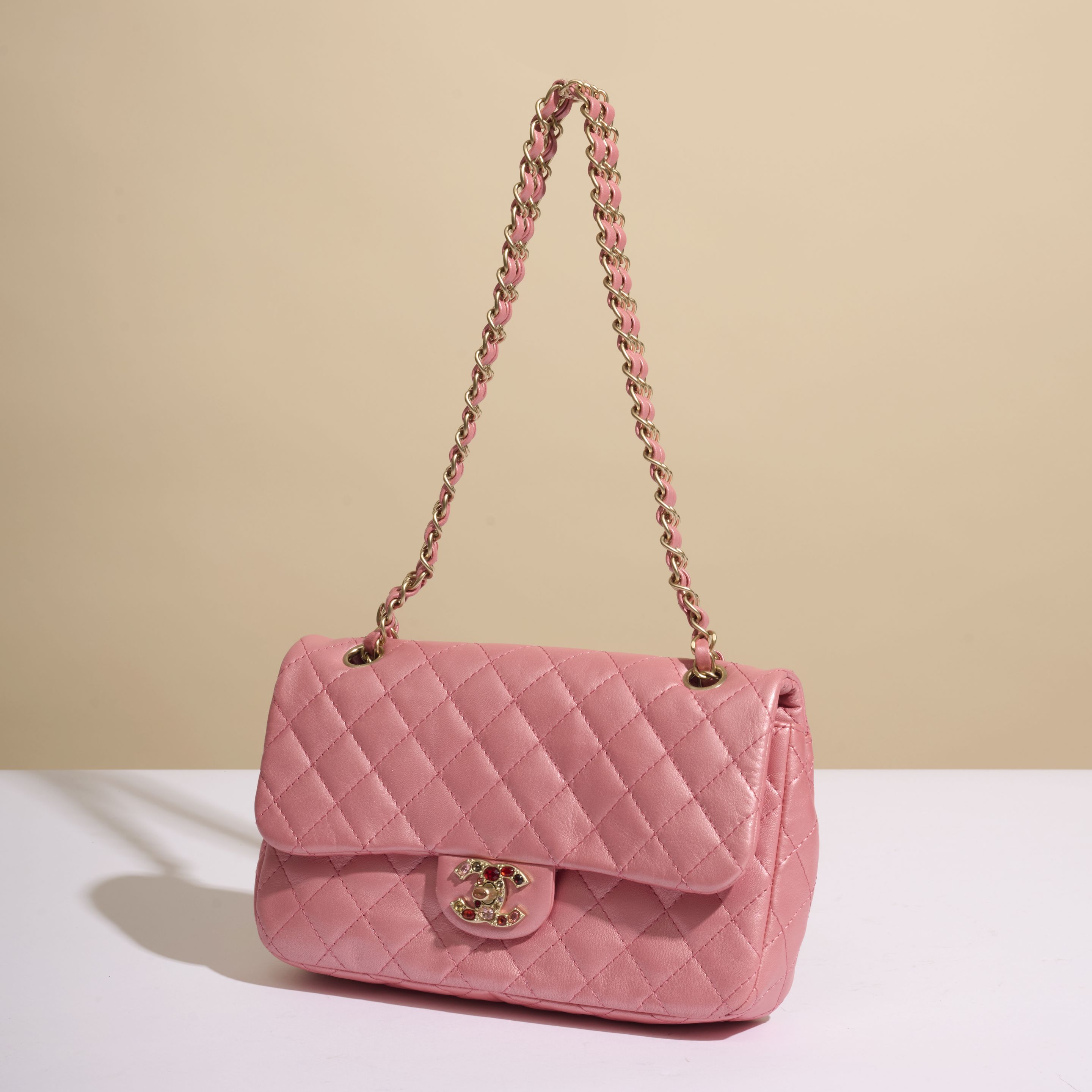 Chanel, 2011. Sac Classique en cuir agneau matelassé irisé rose à fermoir CC de pâtes de verre. Chanel, 2011. Classic bag in iridescent pink quilted lambskin with a pâte de verre CC clasp.