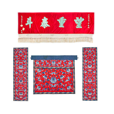 A GROUP OF HANGINGS AND A TABLE FRONTAL Late Qing Dynasty/Republic period (3)