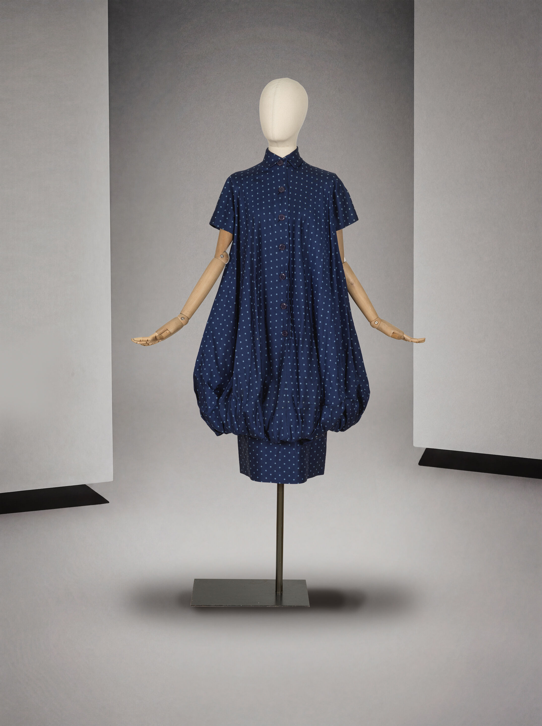 Jacques Griffe, collection Haute Couture, Printemps-Eté 1958. Robe baby doll en soie bleue. Jacques Griffe, Haute Couture collection, Spring–Summer 1958. Blue silk baby-doll dress.