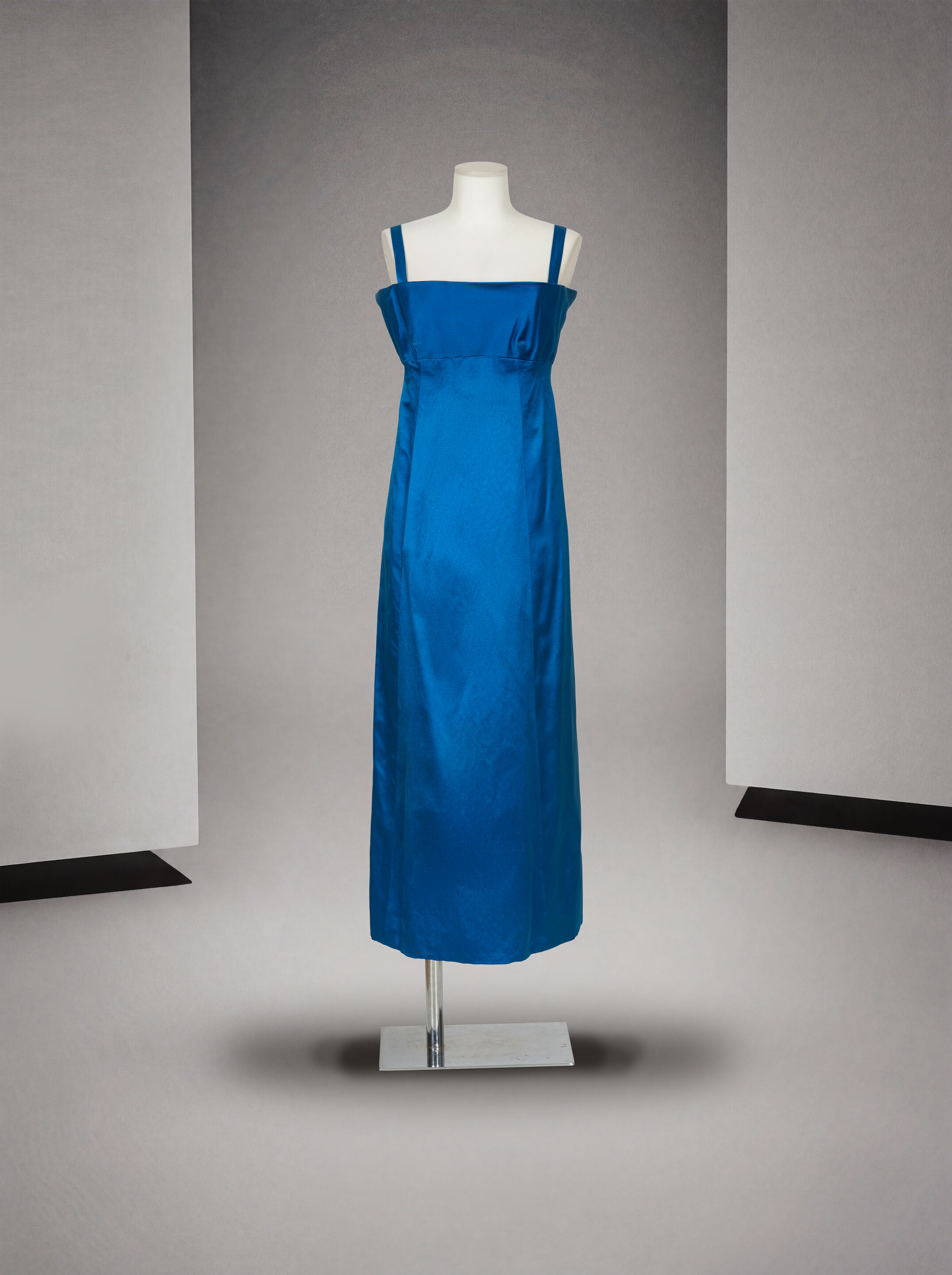 Jacques Griffe, collection Haute Couture, Automne-Hiver 1965. Robe du soir en satin bleu roi. Jacques Griffe, Haute Couture collection, Autumn–Winter 1965. Evening dress in royal blue satin.