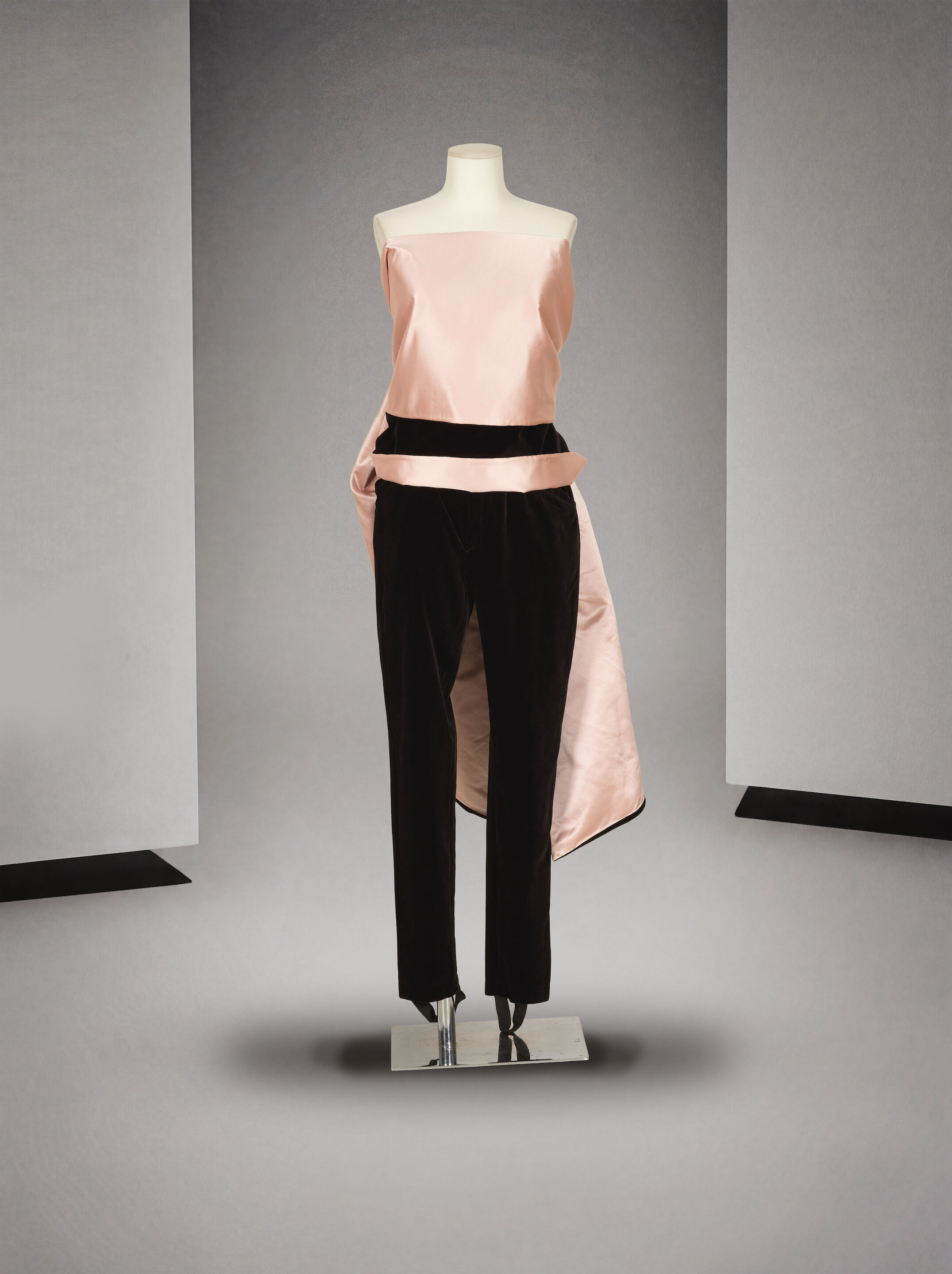 Thierry Mugler, collection Prêt-à-Porter, circa 1995. Ensemble pantalon du soir en velours et satin rose. Thierry Mugler, ready-to-wear collection, circa 1995. Evening trouser ensemble in pink velvet and satin.