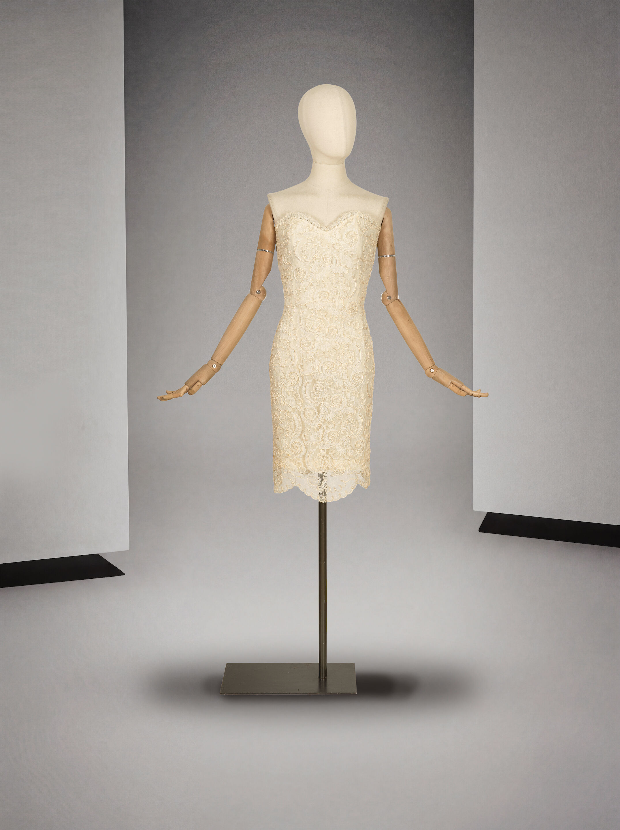 Christian Dior Boutique, collection Prêt-à-Porter, circa 1990. Robe bustier en guipure ivoire ajouré. Christian Dior Boutique, ready-to-wear collection, circa 1990. Strapless dress in ivory openwork guipure lace.