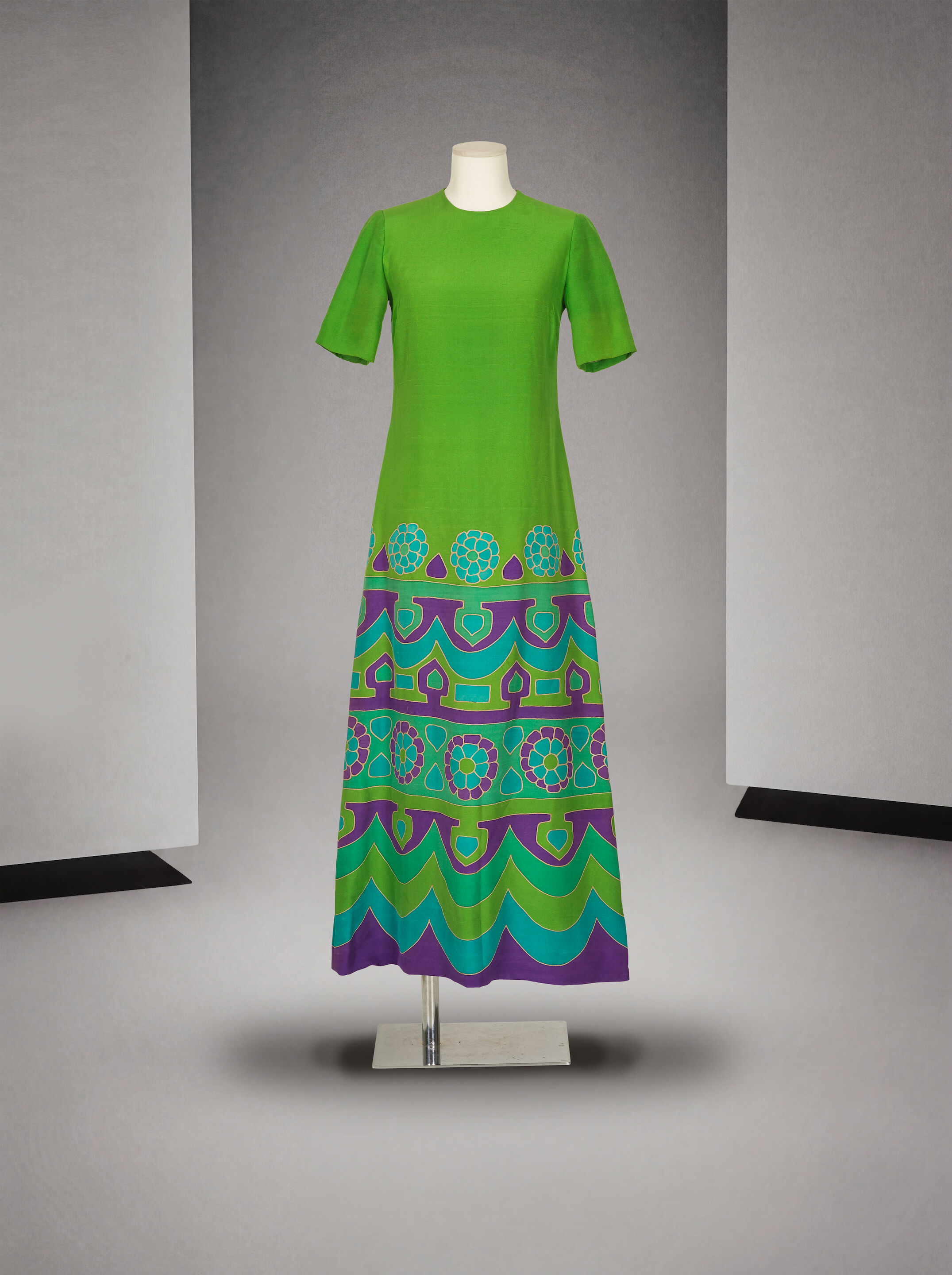 Lanvin, collection Haute Couture, circa 1970. Robe longue en soie verte peinte. Lanvin, Haute Couture collection, circa 1970. Long hand-painted green silk gown.