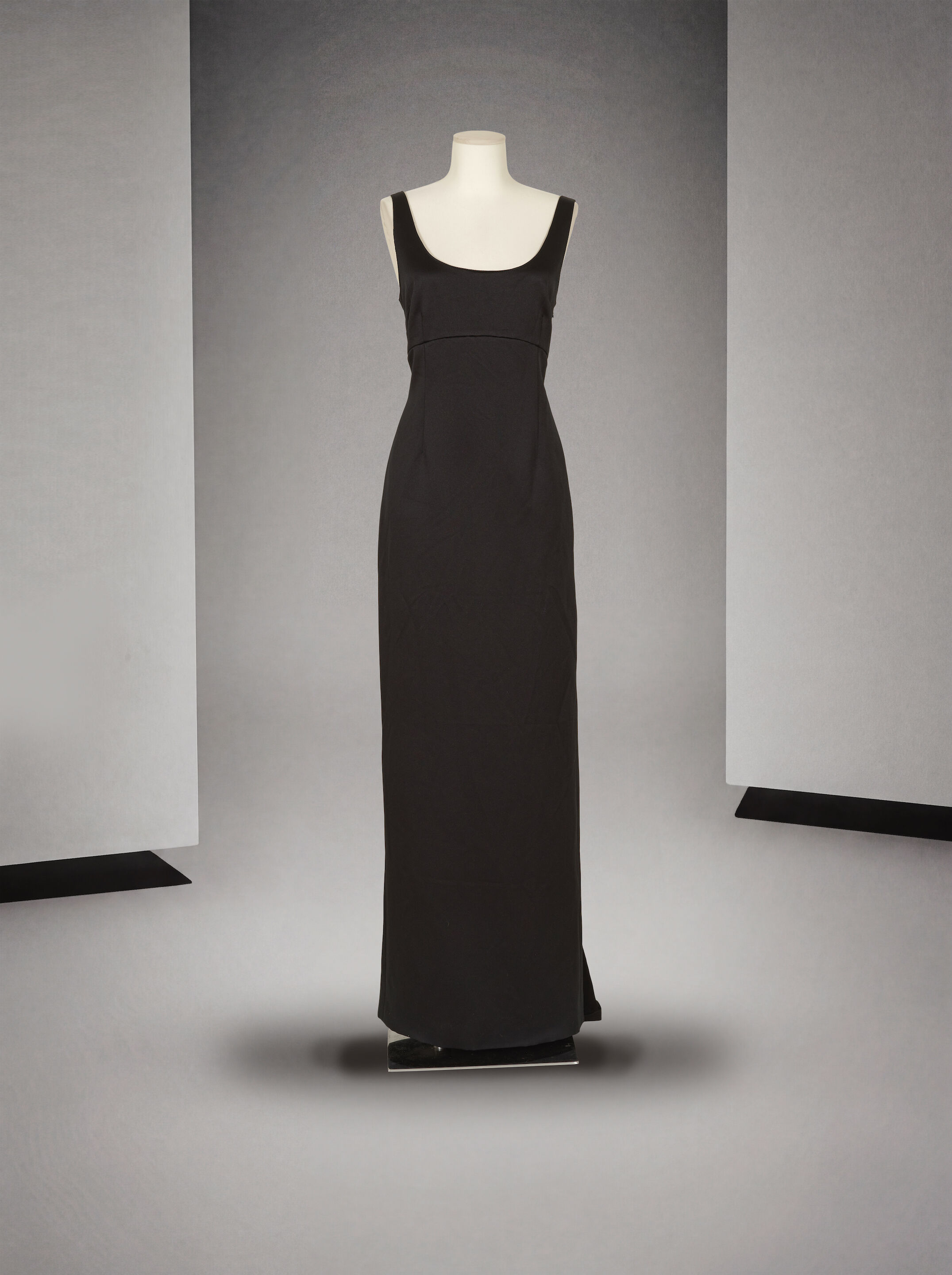 Fontana Couture, collection Prêt-à-Porter, circa 1985. Robe du soir en satin noir Fontana Couture, ready-to-wear collection, circa 1985. Black satin evening gown.