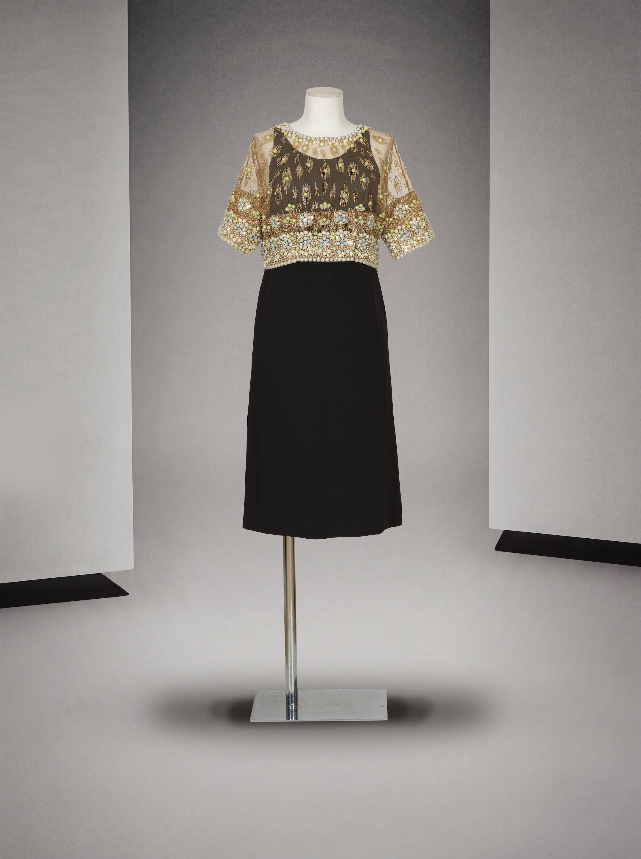 Christian Dior Joste exclusivité au Maroc, collection Couture, circa 1966. Robe de cocktail en drap noir. Christian Dior Joste, exclusive to Morocco, Couture collection, circa 1966. Black wool cocktail dress.