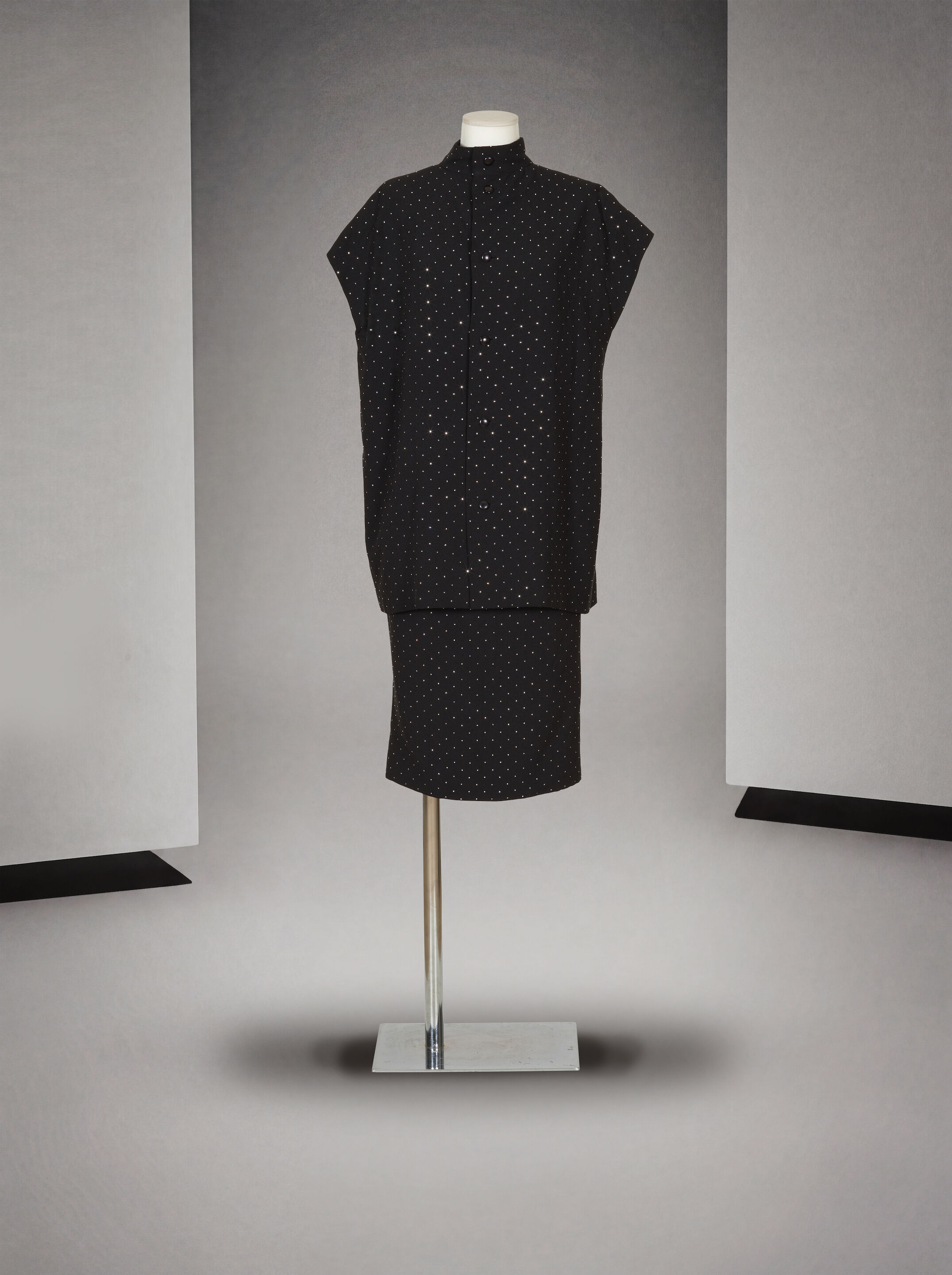 Christian Dior, collection Haute Couture, circa 1985. Ensemble en soie noire et strass Christian Dior, Haute Couture collection, circa 1985. Black silk and rhinestone ensemble.