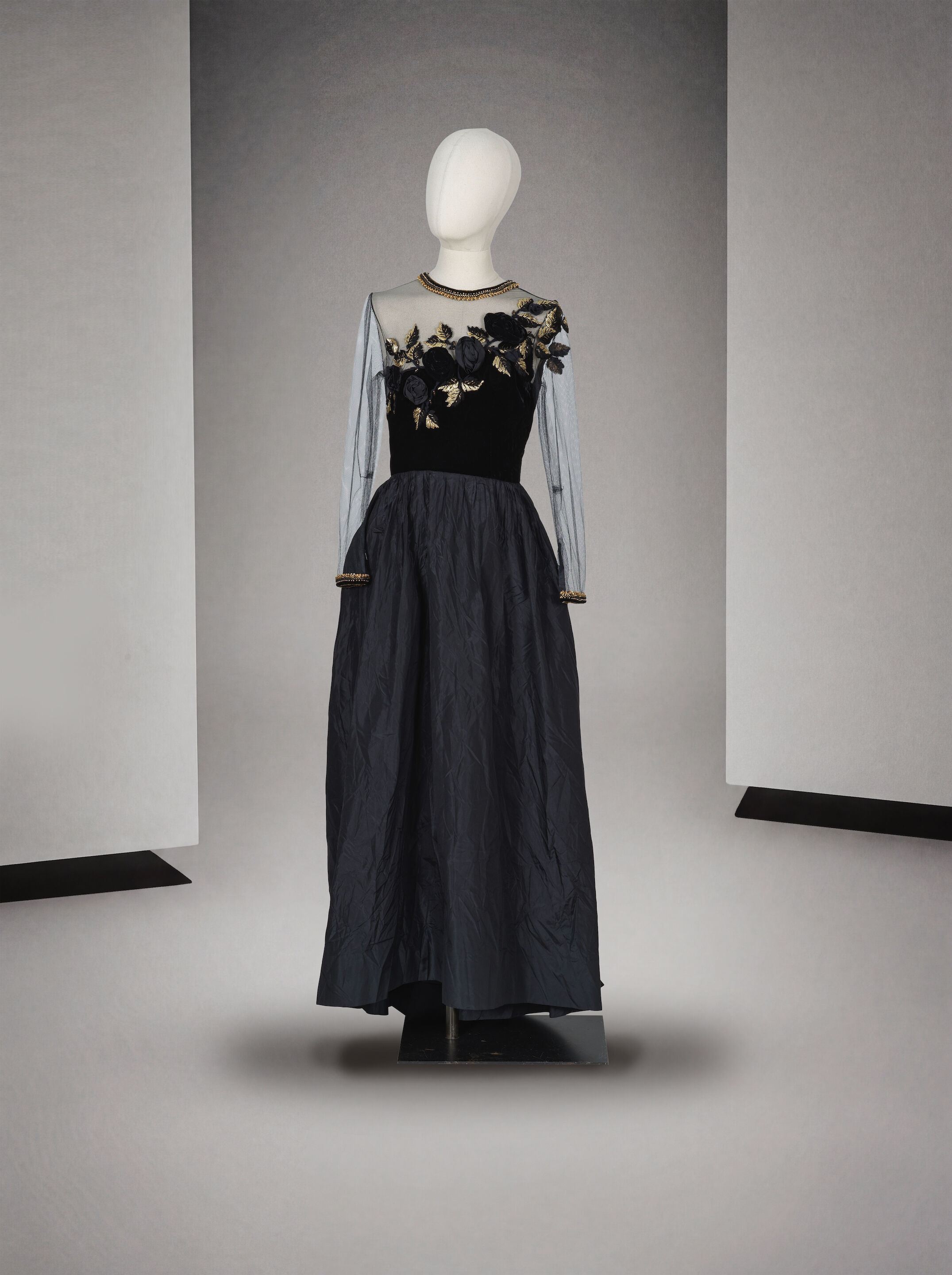 Pierre Balmain, collection Haute Couture, circa 1985. Robe du soir longue en soie noire Pierre Balmain, Haute Couture collection, circa 1985. Long black silk evening gown.