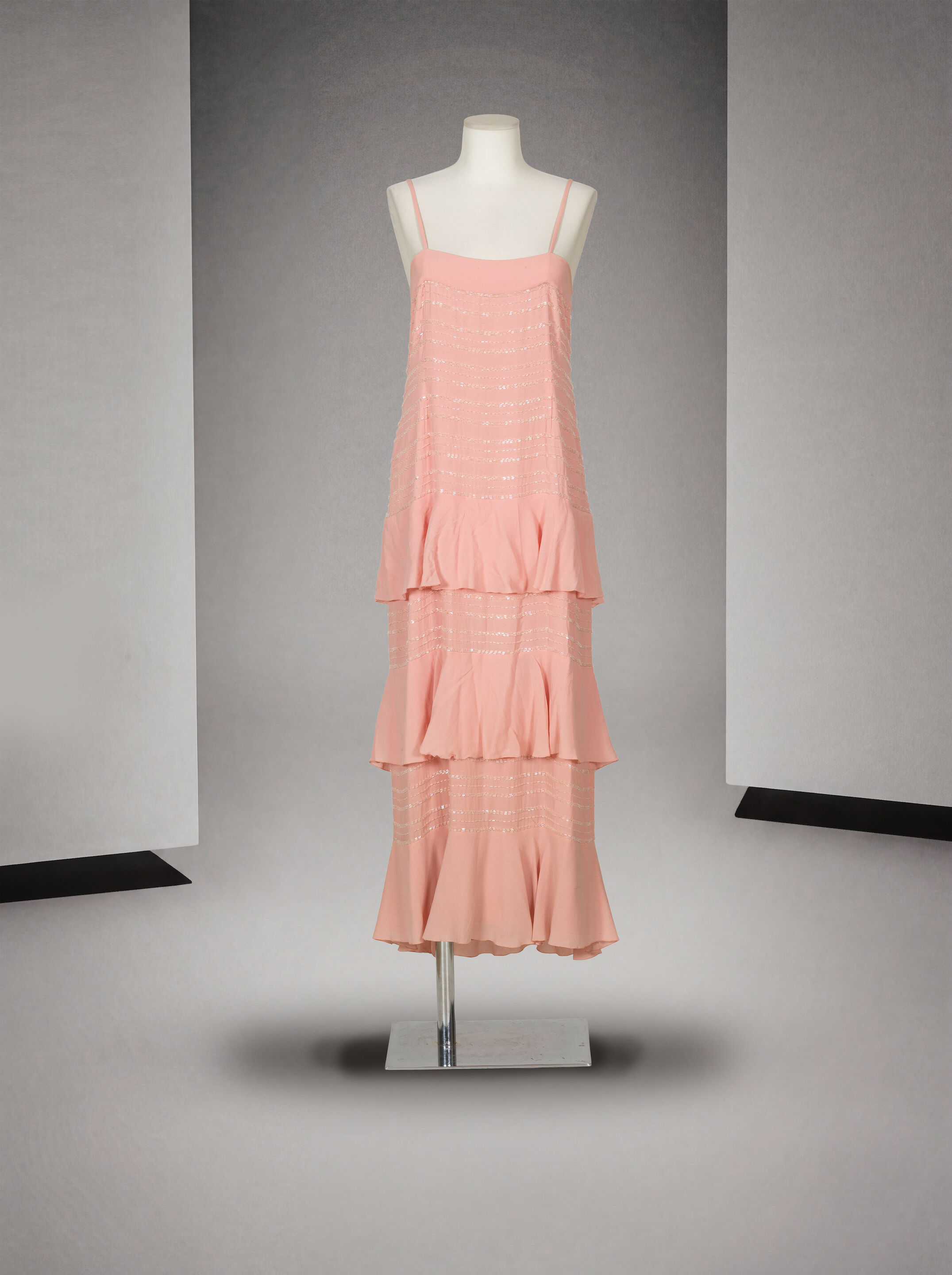 Chloé, collection Prêt-à-Porter, circa 1978. Robe du soir en crêpe rose rebrodé. Chloé, ready-to-wear collection, circa 1978. Evening dress in pink re-embroidered crepe.