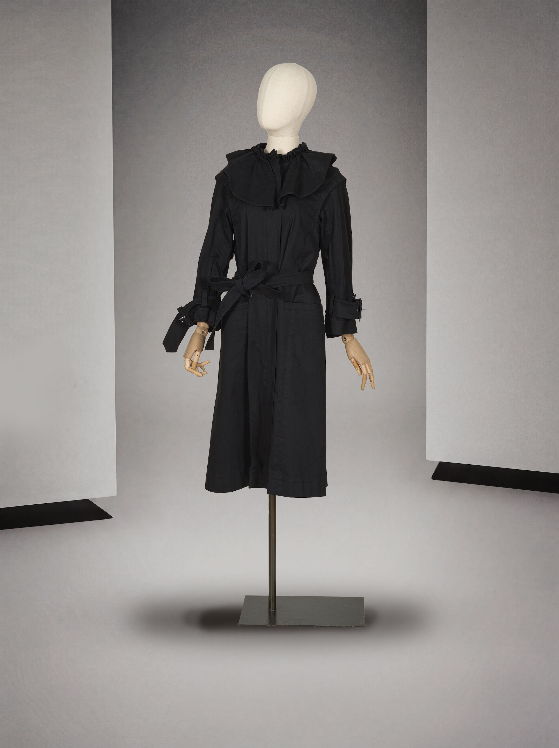 Nina Ricci, collection Prêt-à-Porter, circa 1990. Trench en coton noir. Nina Ricci, Ready-to-Wear collection, circa 1990. Black cotton trench coat.