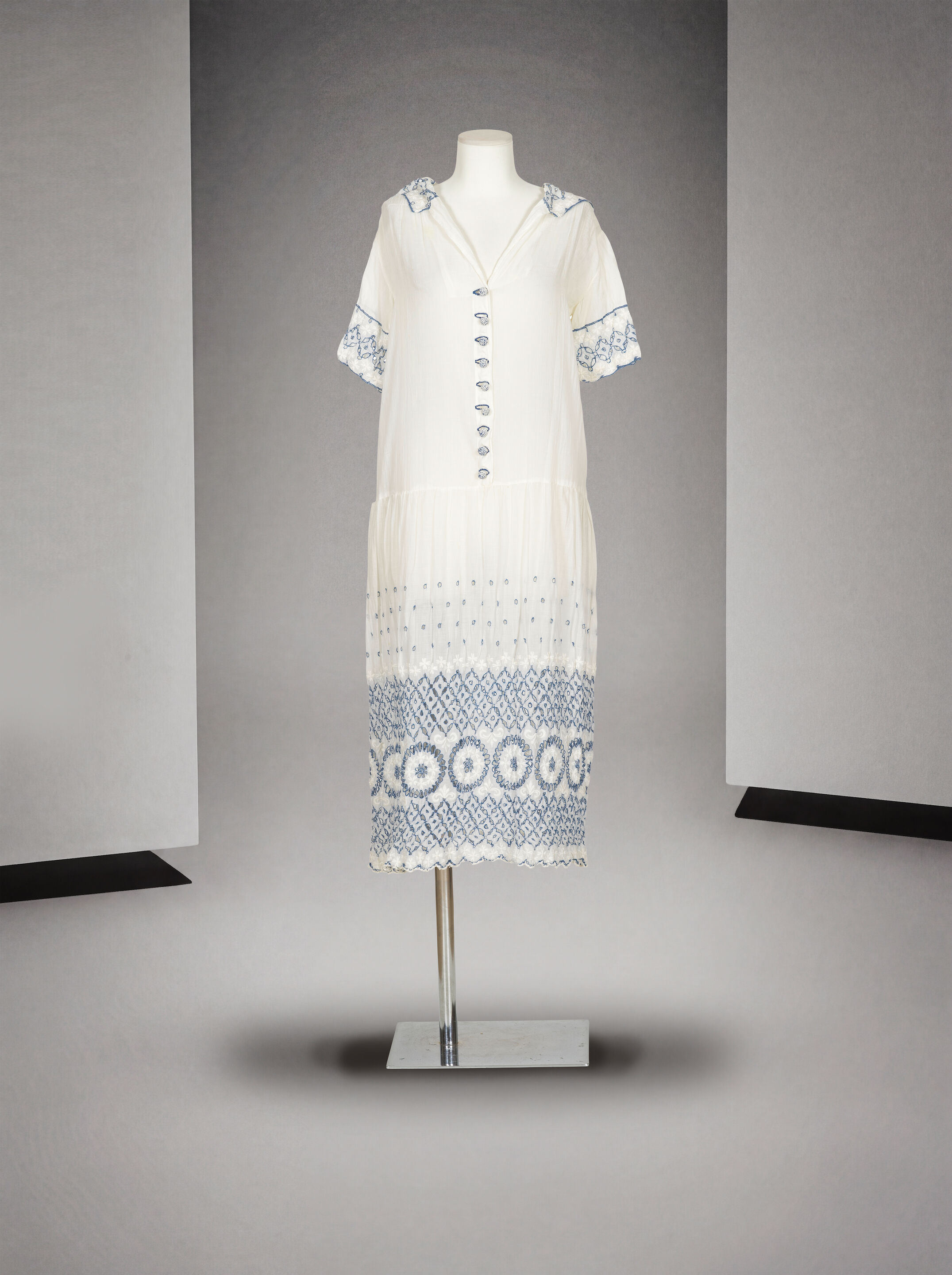 Anonyme, circa 1920. Robe de jour en voile de coton blanc. Anonymous, circa 1920. Day dress in white cotton voile.