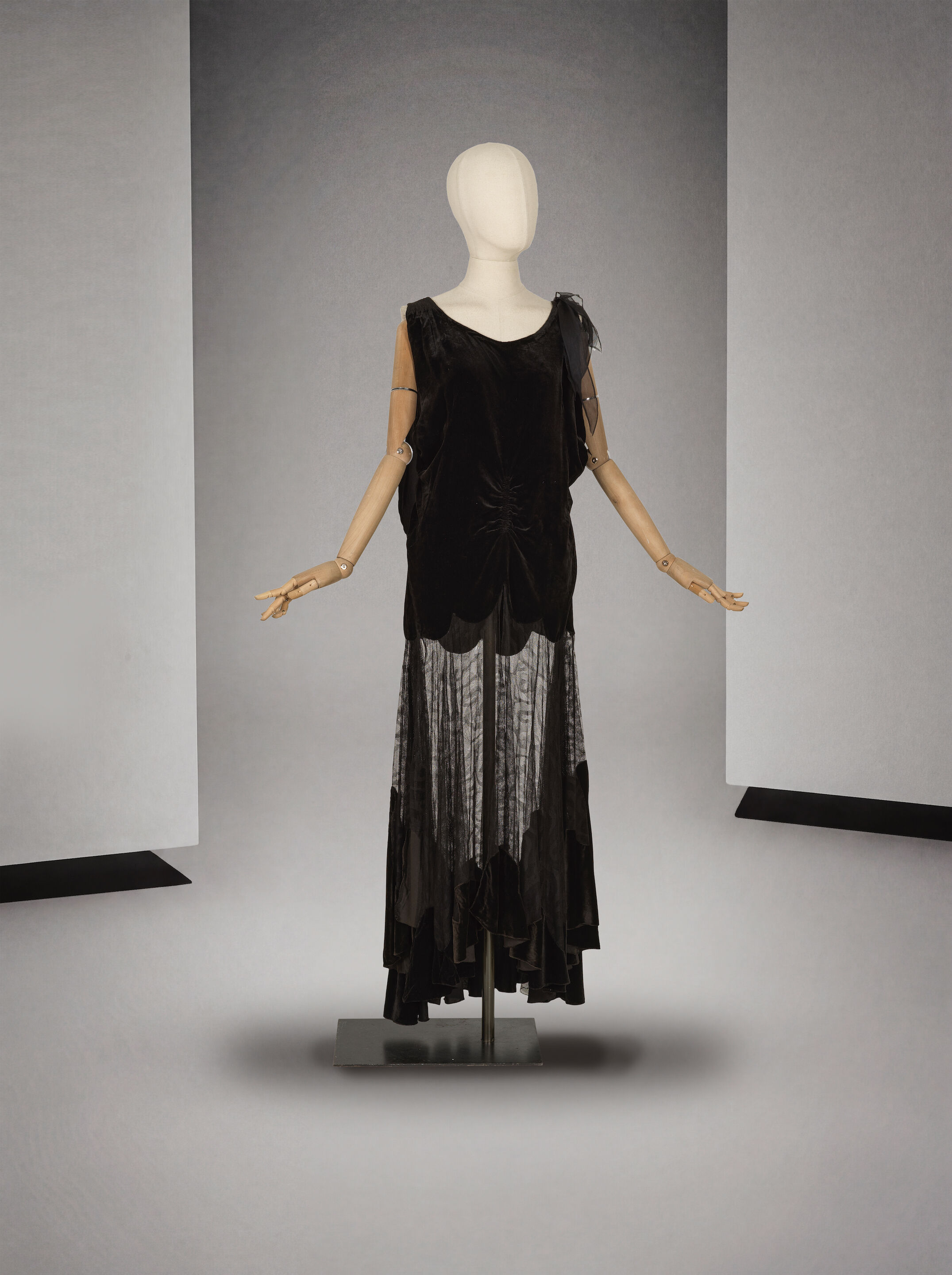 Anonyme, collection Haute Couture, circa 1928. Robe du soir en velours noir et dentelle. Anonymous, Haute Couture collection, circa 1928. Evening dress in black velvet and lace.
