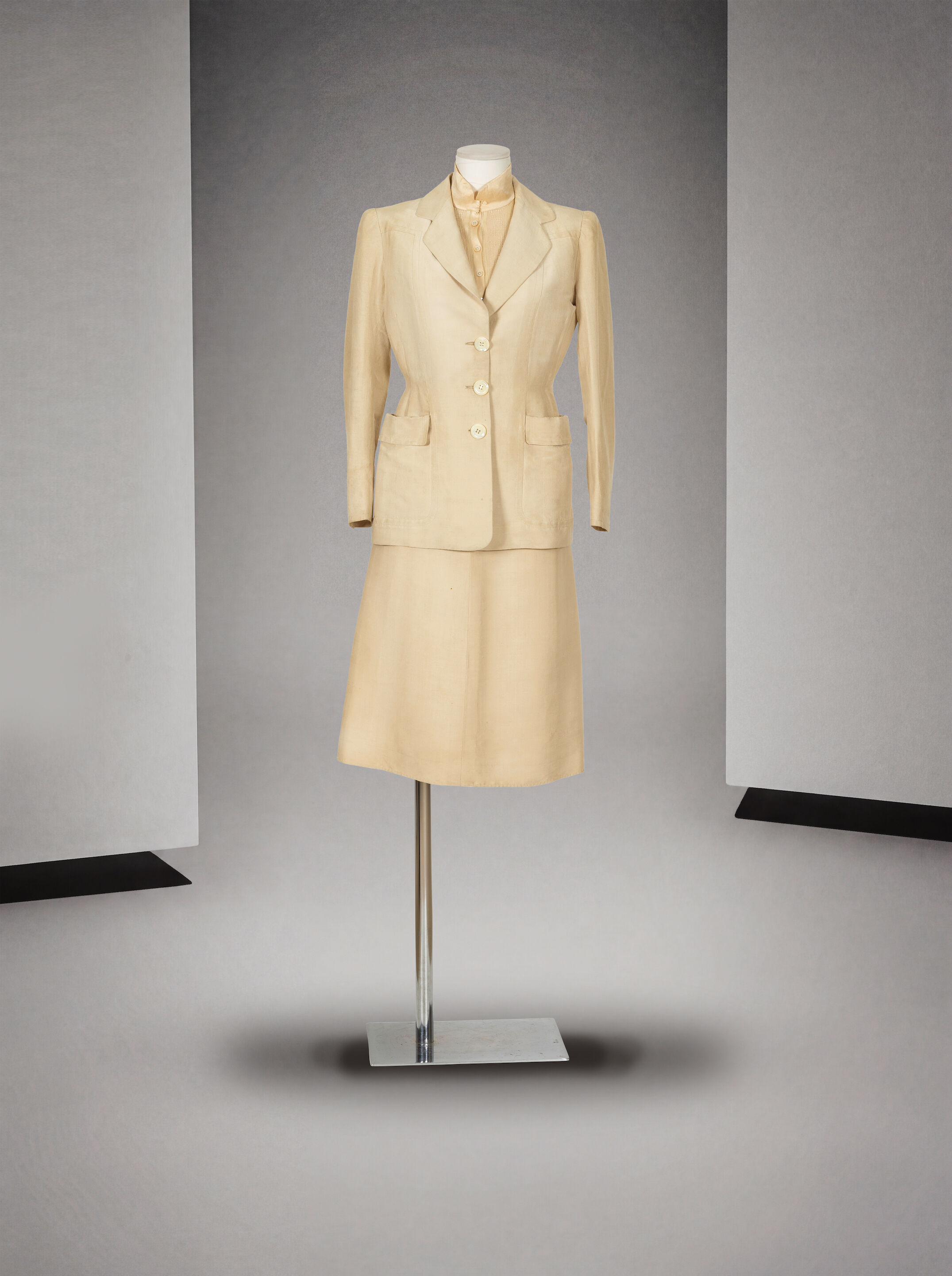 Balenciaga, collection Haute Couture, circa 1942. Tailleur en shantung ivoire. Balenciaga, Haute Couture collection, circa 1942. Ivory shantung suit.