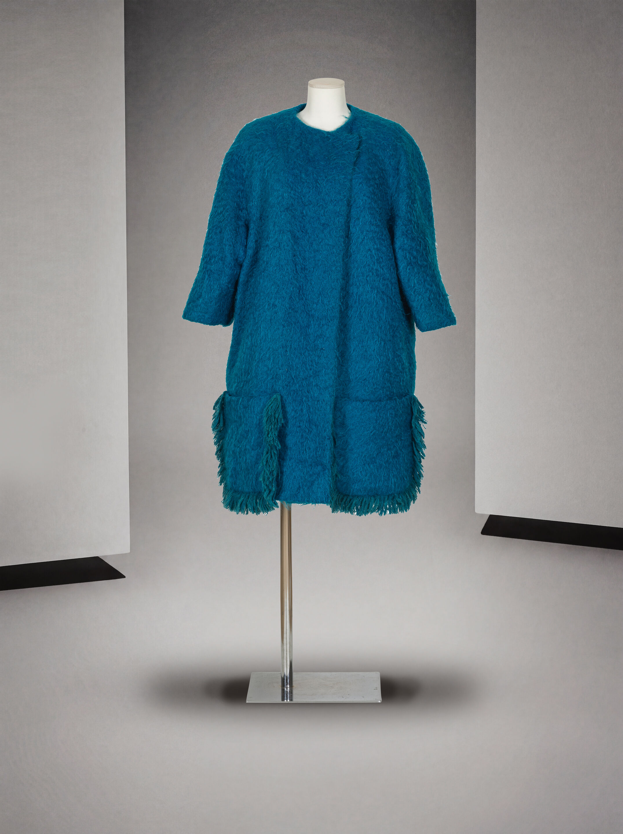 Givenchy, collection Haute Couture, circa 1958. Manteau en mohair de laine bleue. Givenchy, Haute Couture collection, circa 1958. Blue wool mohair coat.
