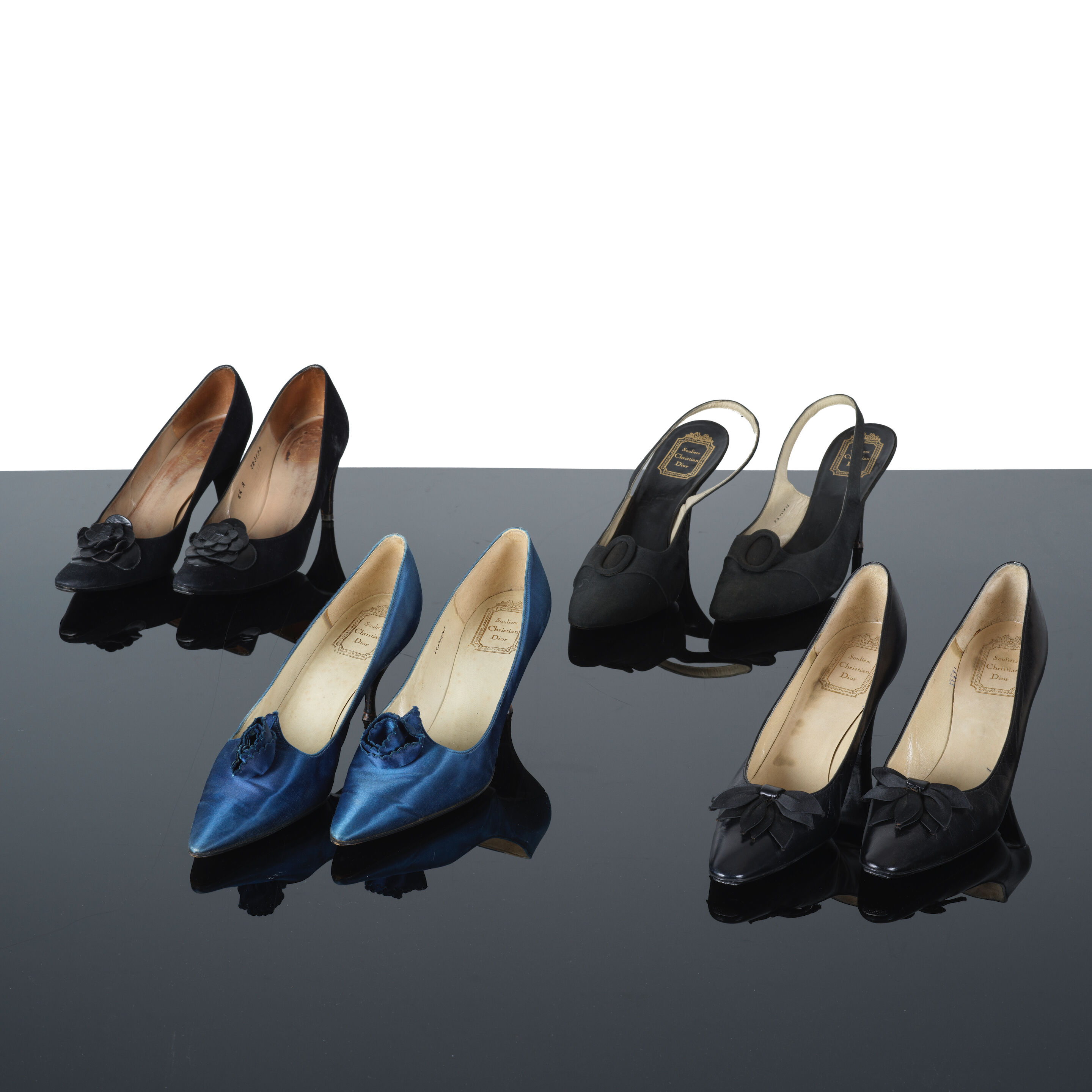 Souliers Christian Dior, circa 1960. Quatre paires de souliers, petits talons. Souliers Christian Dior, circa 1960. Four pairs of shoes, with low heels.