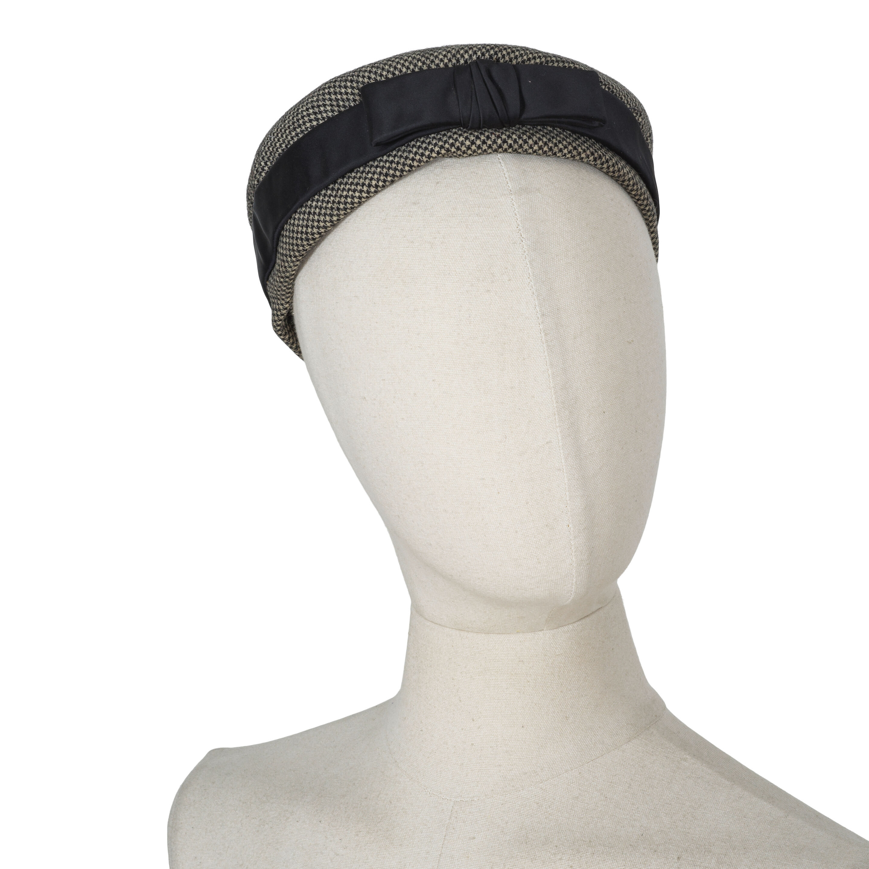 Christian Dior, collection Haute Couture, circa 1950. Tambourin en lainage pied de poule noir et blanc. Christian Dior, Haute Couture collection, circa 1950. Hat made of black and white houndstooth wool.