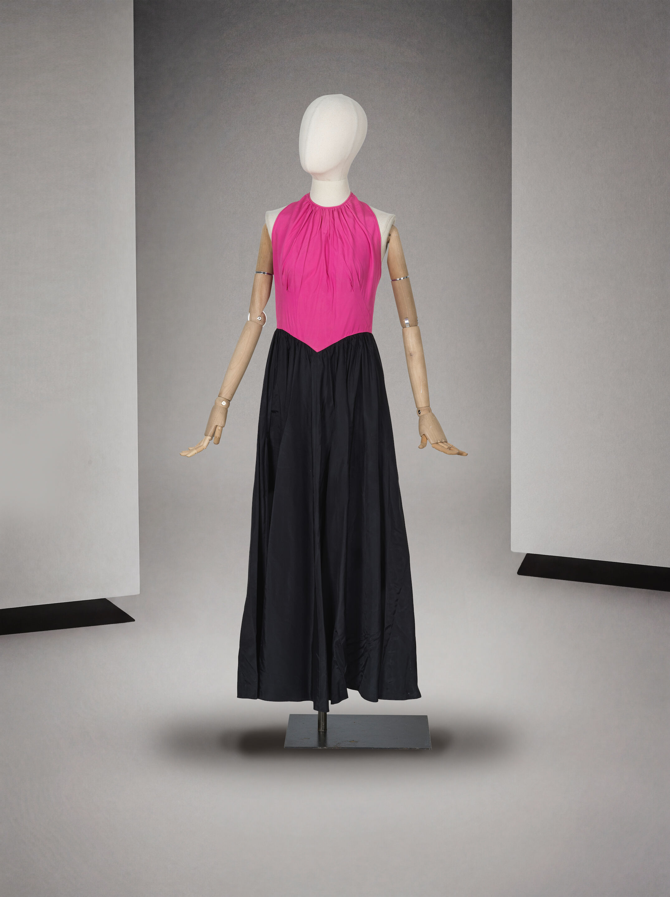 Anonyme, circa 1930. Robe du soir bicolore en faille fuchsia et noire. Anonymous, circa 1930. Two-tone evening gown in fuchsia and black faille.