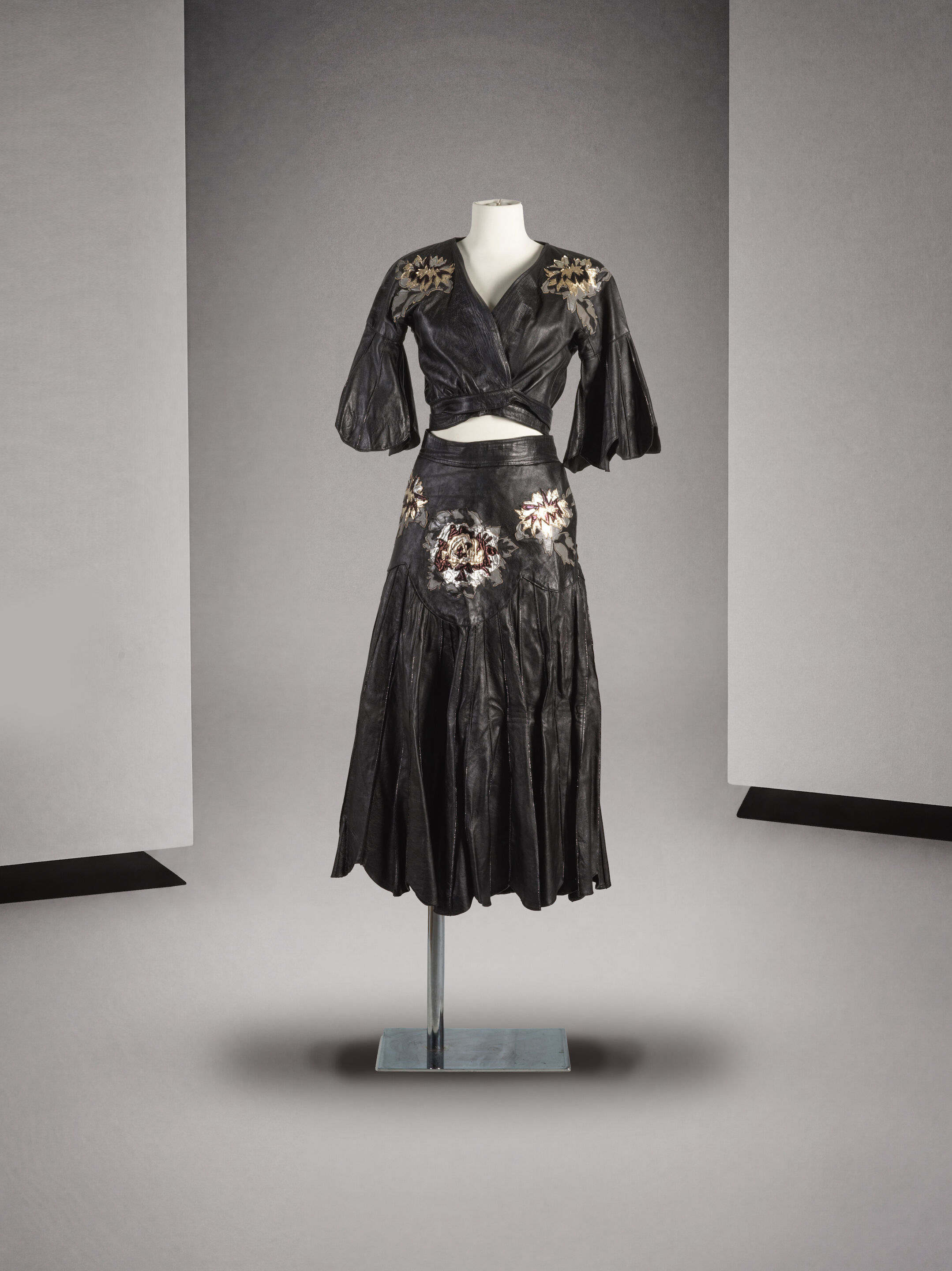 Caroline Eavis & Anna Crosby Brown, circa 1975/78. Ensemble en cuir vieilli noir brodé à surpiqures argentées. Caroline Eavis & Anna Crosby Brown, circa 1975/78. Black leather ensemble embroidered and with silver stitching.