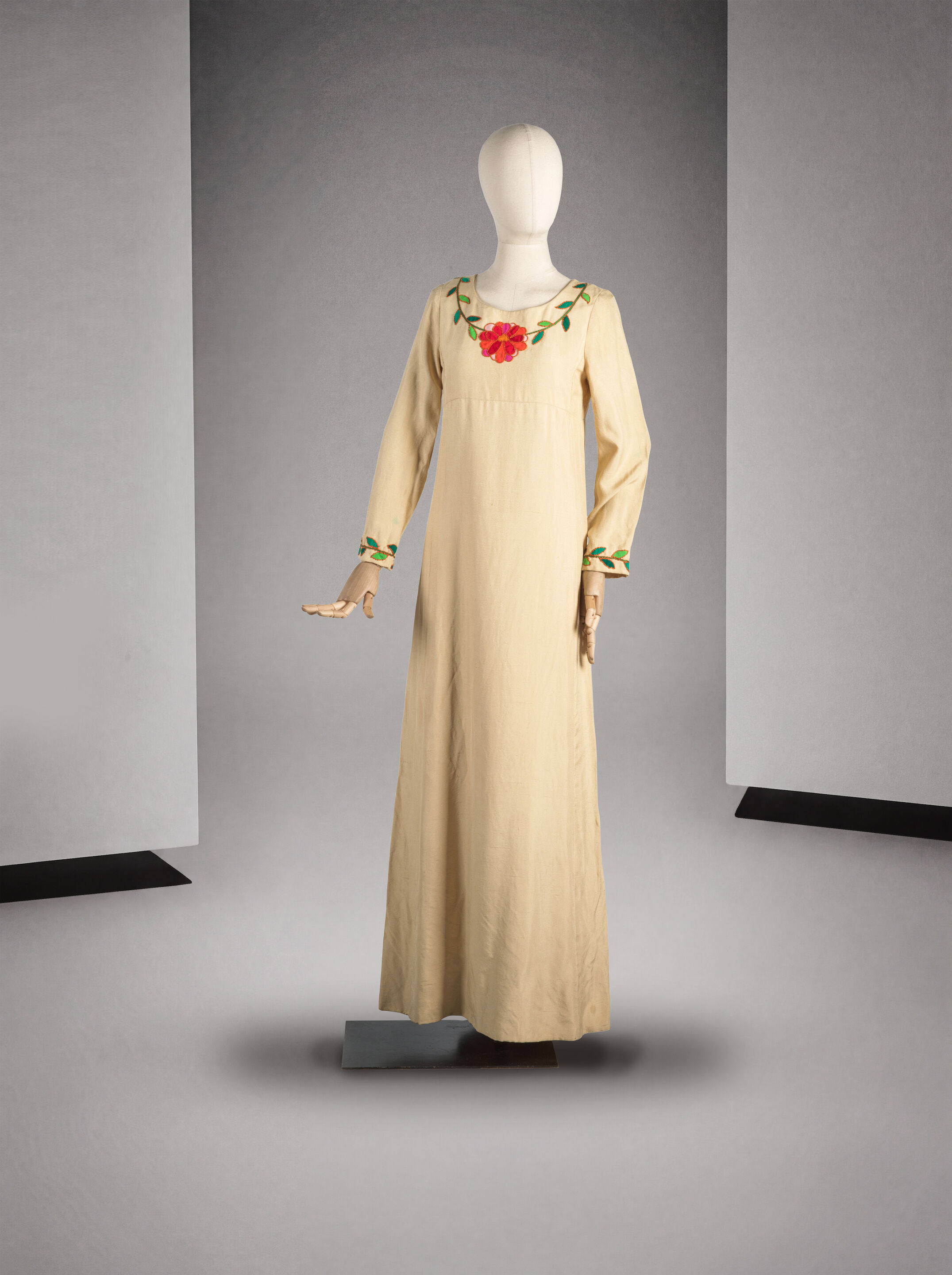 Dior Boutique, circa 1965, Robe du soir longue en shantung de soie beige. Dior Boutique, circa 1965, Long evening gown in beige silk shantung.