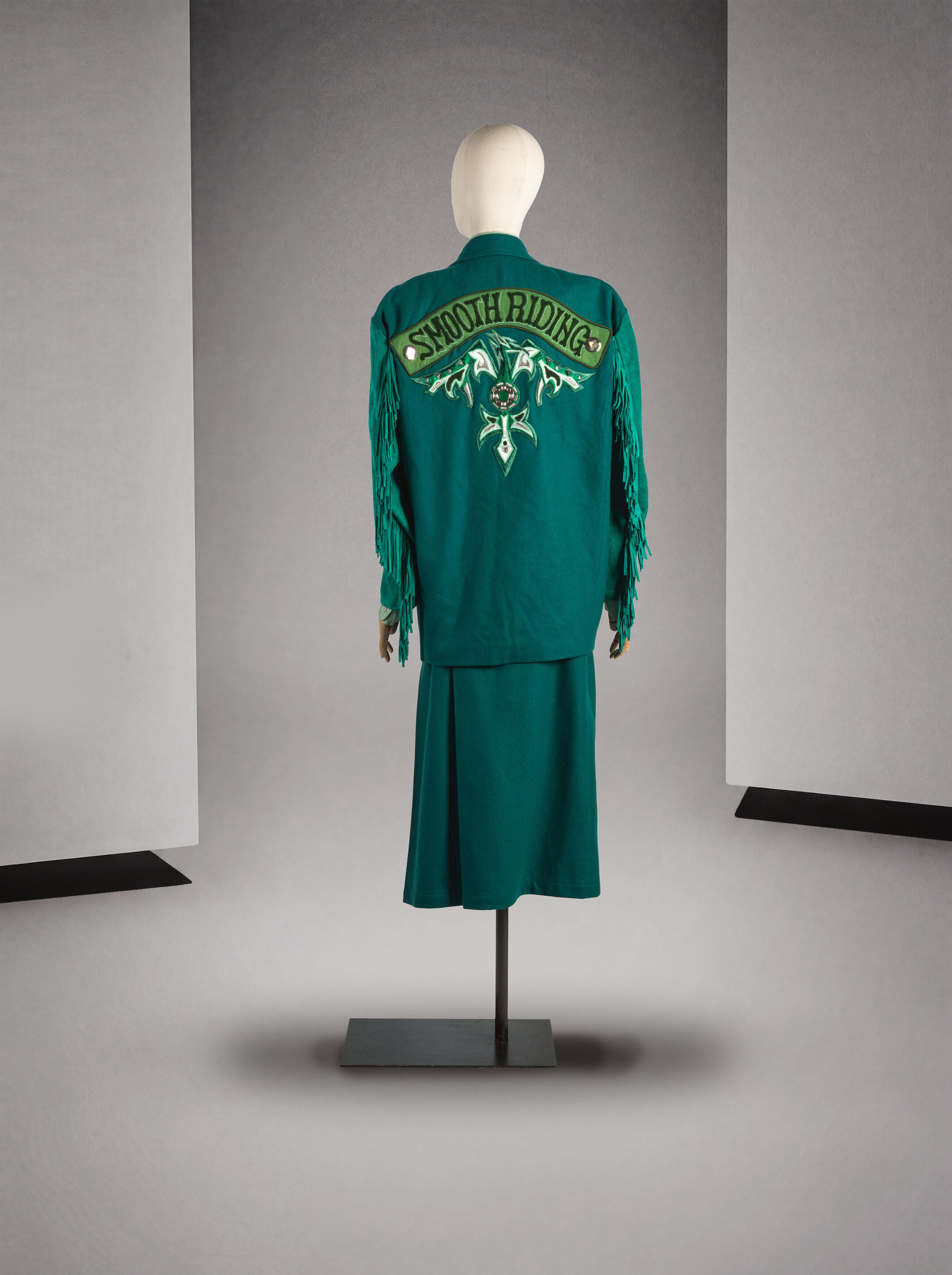 Kansai O2, collection Prêt-à-Porter, circa 1985. Tailleur "Smooth Ridding" en drap de laine et daim vert. Kansai O2, Ready-to-Wear collection, circa 1985. Suit in wool twill and green suede.