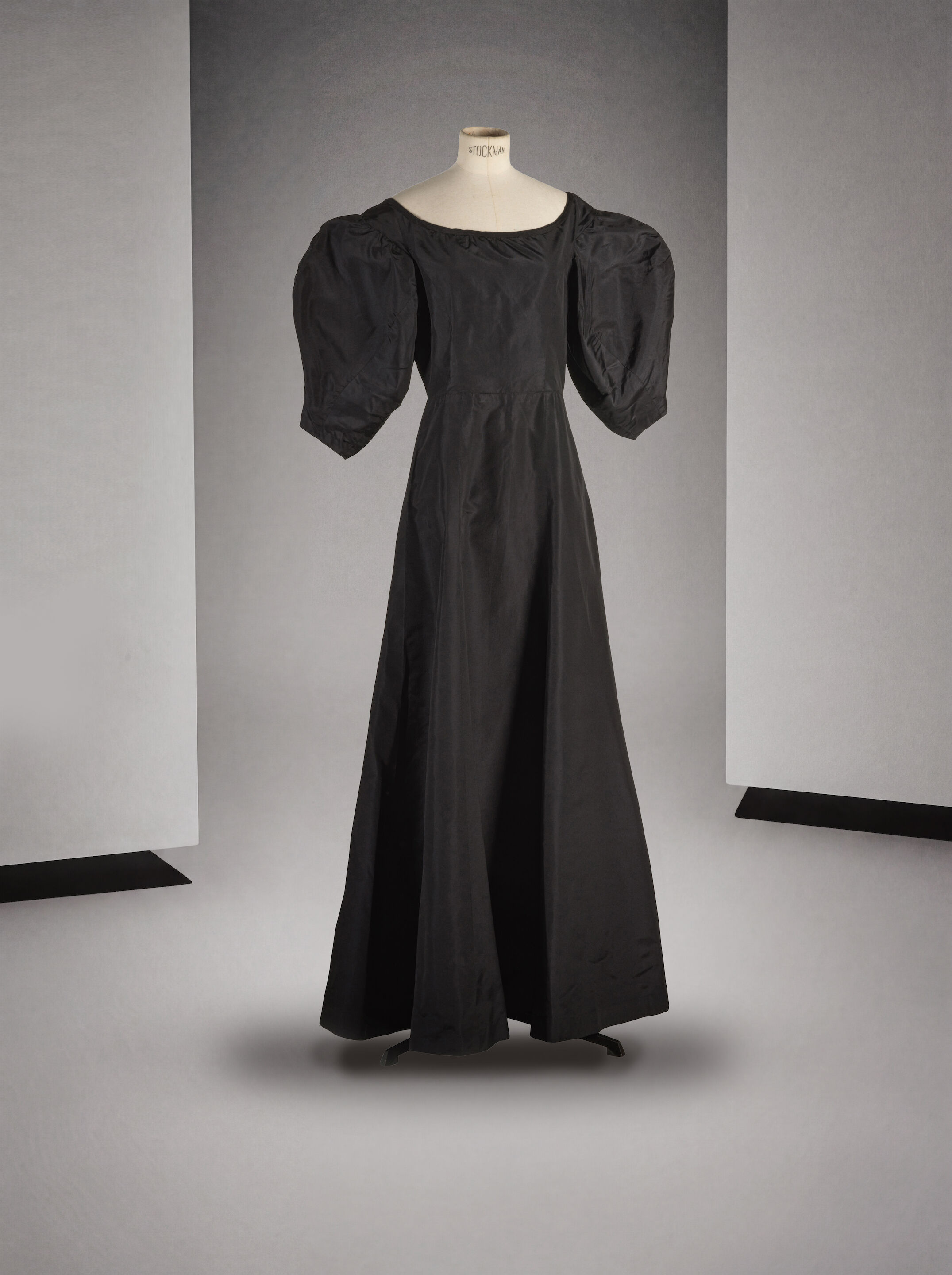 Maggy Rouff, collection Haute Couture, fin des années 1930. Robe du soir longue en soie noire. Maggy Rouff, Haute Couture collection, late 1930s. Long black silk evening dress.