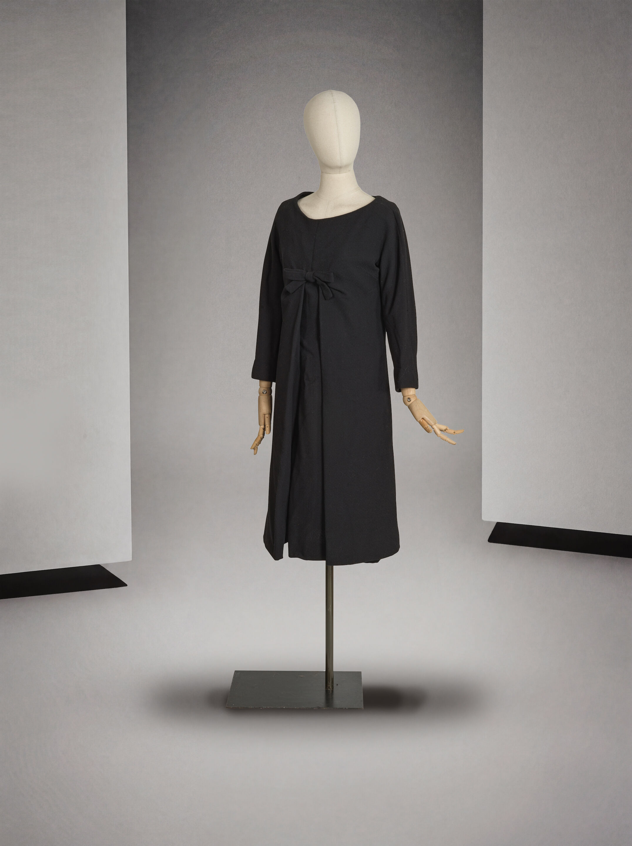 Christian Dior, collection Haute Couture, Automne-Hiver 1957. Robe de petit dîner en crêpe de laine noir. Christian Dior, Haute Couture collection, Autumn-Winter 1957. Black wool crepe dinner dress.