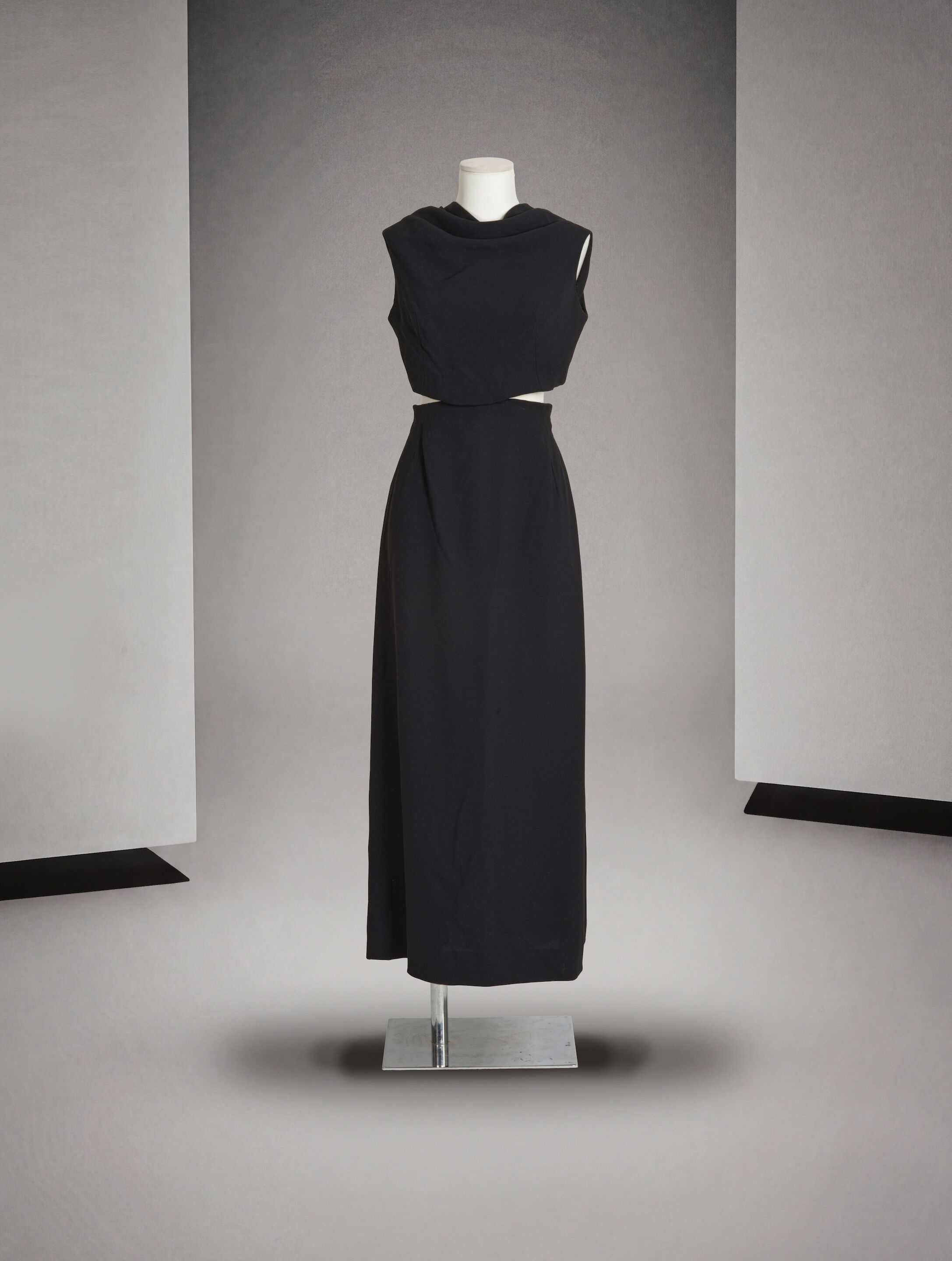 Yves Saint Laurent Patron Original, collection Haute Couture, Automne-Hiver 1965. Robe du soir en crêpe noir. Yves Saint Laurent Original Pattern, Haute Couture Collection, Autumn-Winter 1965. Black crepe evening dress.