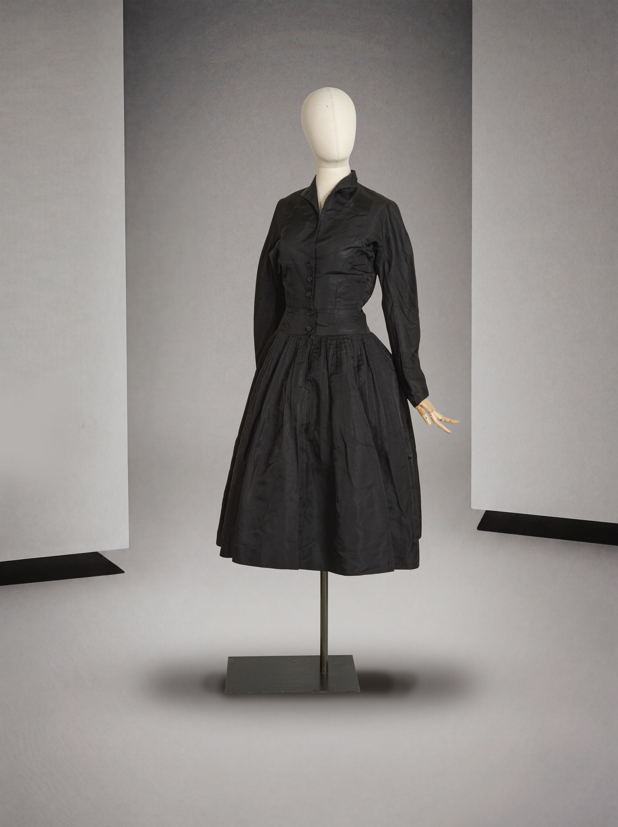 Pierre Balmain, collection Haute Couture, circa 1950. Robe de petit diner en reps de soie noir. Pierre Balmain, Haute Couture collection, circa 1950. Black silk rep dinner dress.