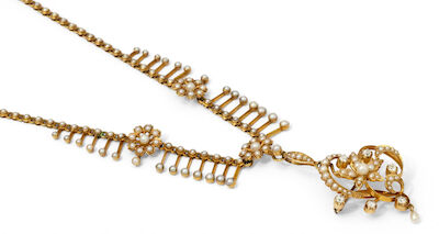 A pearl and diamond necklace of 14k gold with a detachable pendant/brooch. L. 39.5 cm. (2)