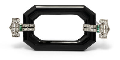 An Art Deco onyx, emerald and diamond brooch of platinum. L. 6.3 cm. French hallmarks. Circa 1920.