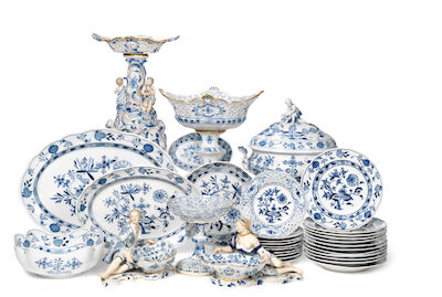 Meissen: "Zwiebelmuster" porcelain dinner service, decorated in underglaze blue. Second half-19th century. (121)