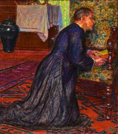 Kristian Zahrtmann: A man in Catholic priestly garments. Signed and dated 1915. Oil on canvas. 40 x 35 cm. "En Mand i katholsk Præstedragt set fra højre Side. Han knæler paa et rødt Tæppe med Armene hvilende paa en Lænestol med grønt Brokade. I højre Haand holder han en lukket Bog". A man in Catholi