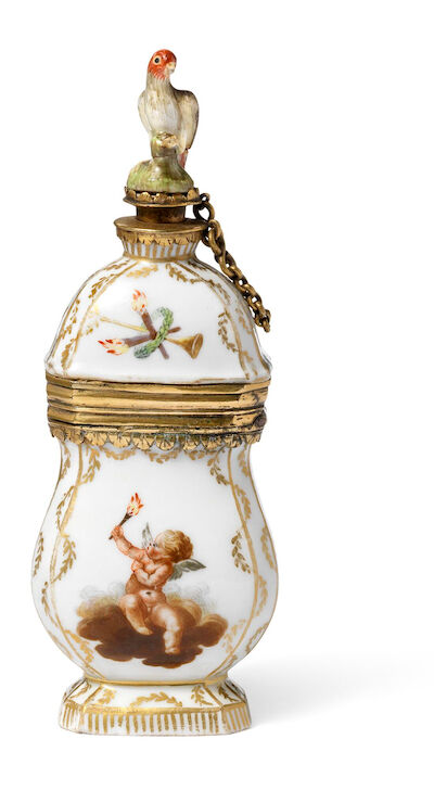 Porcelain scent bottle, mounted in gilt metal. Royal Porcelain Factory, 1780s. H. 10.5 cm.